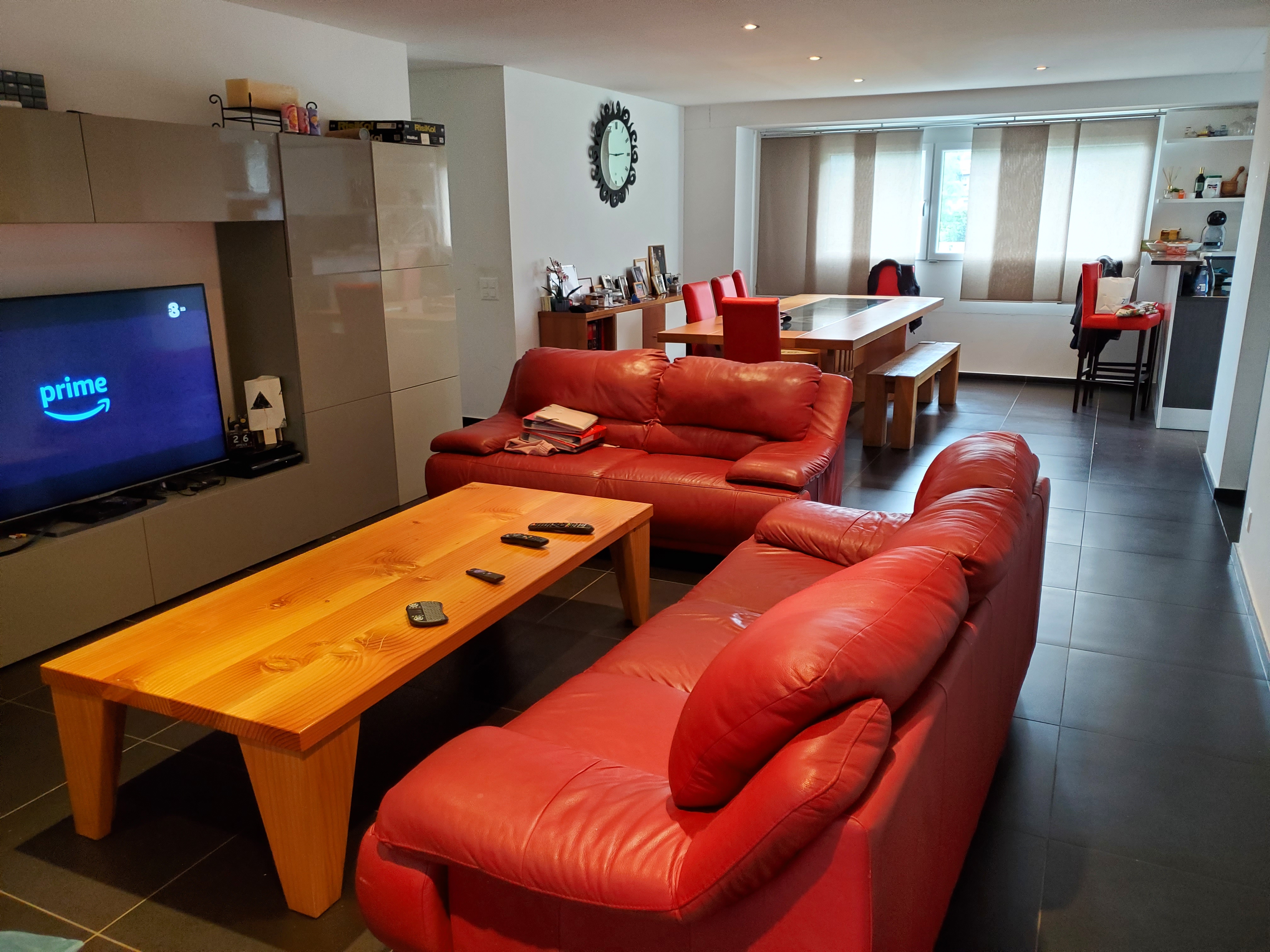 Modernes Wohn-Esszimmer mit roten Sofas