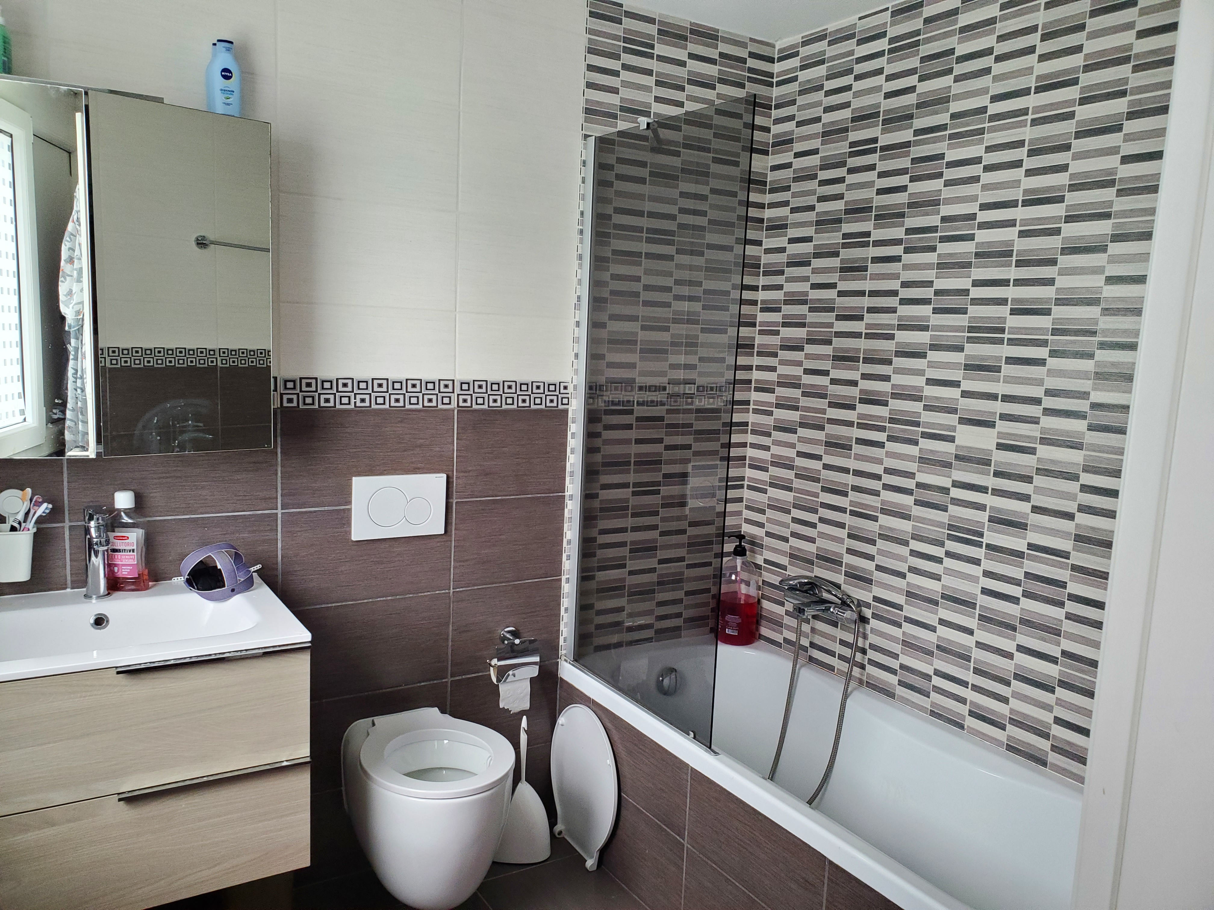 Modernes Badezimmer mit Wanne und WC