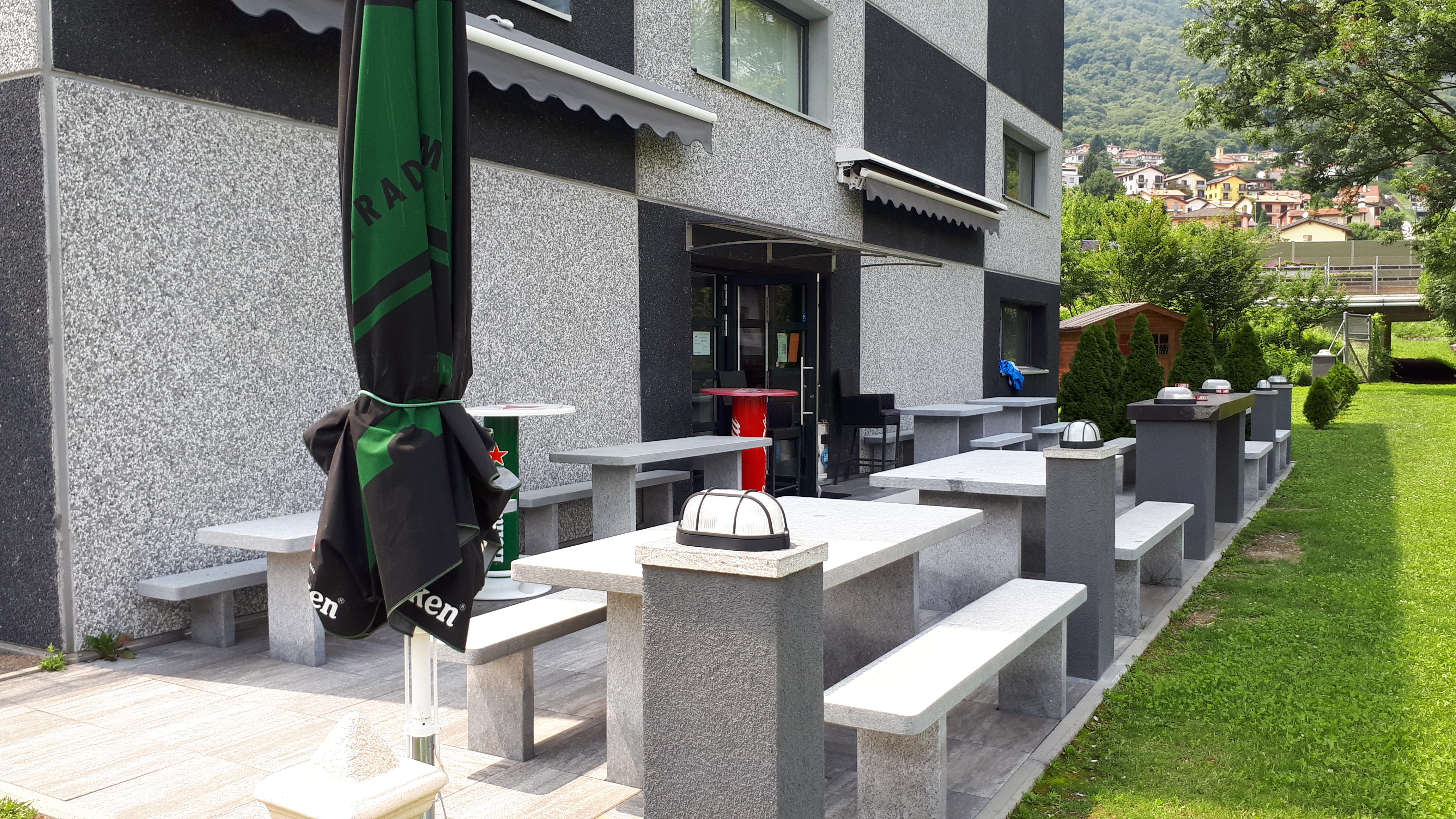 Außenansicht einer Gastronomie-Terrasse