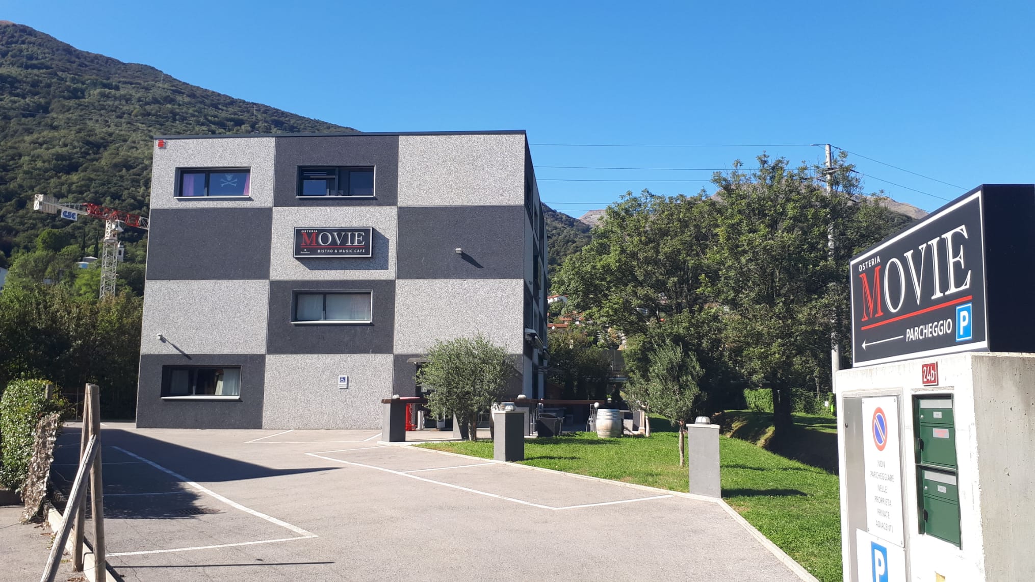Moderne Außenansicht eines Gewerbegebäudes mit Parkplatz