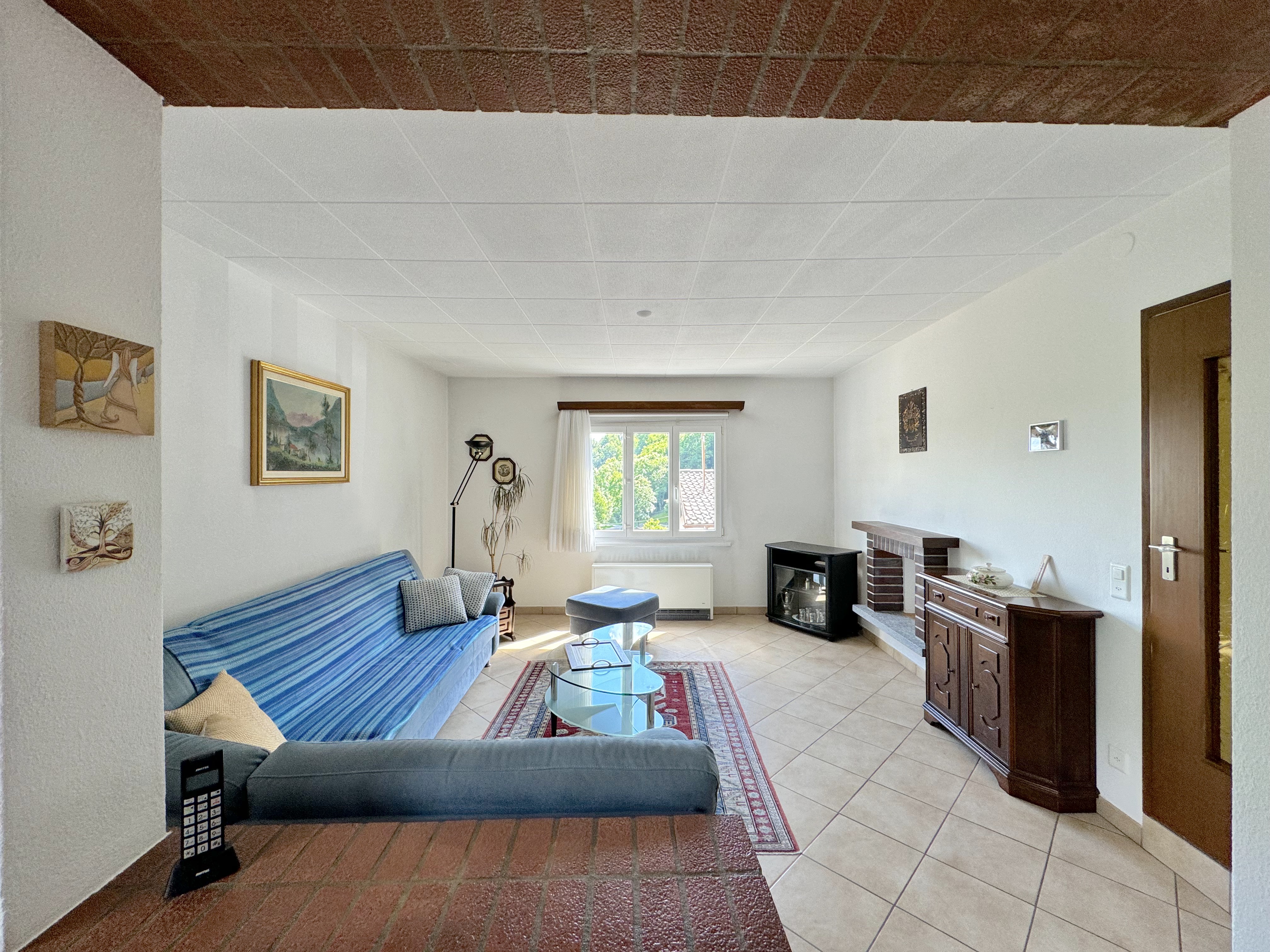 Wohnzimmer mit Kamin und Sitzbereich