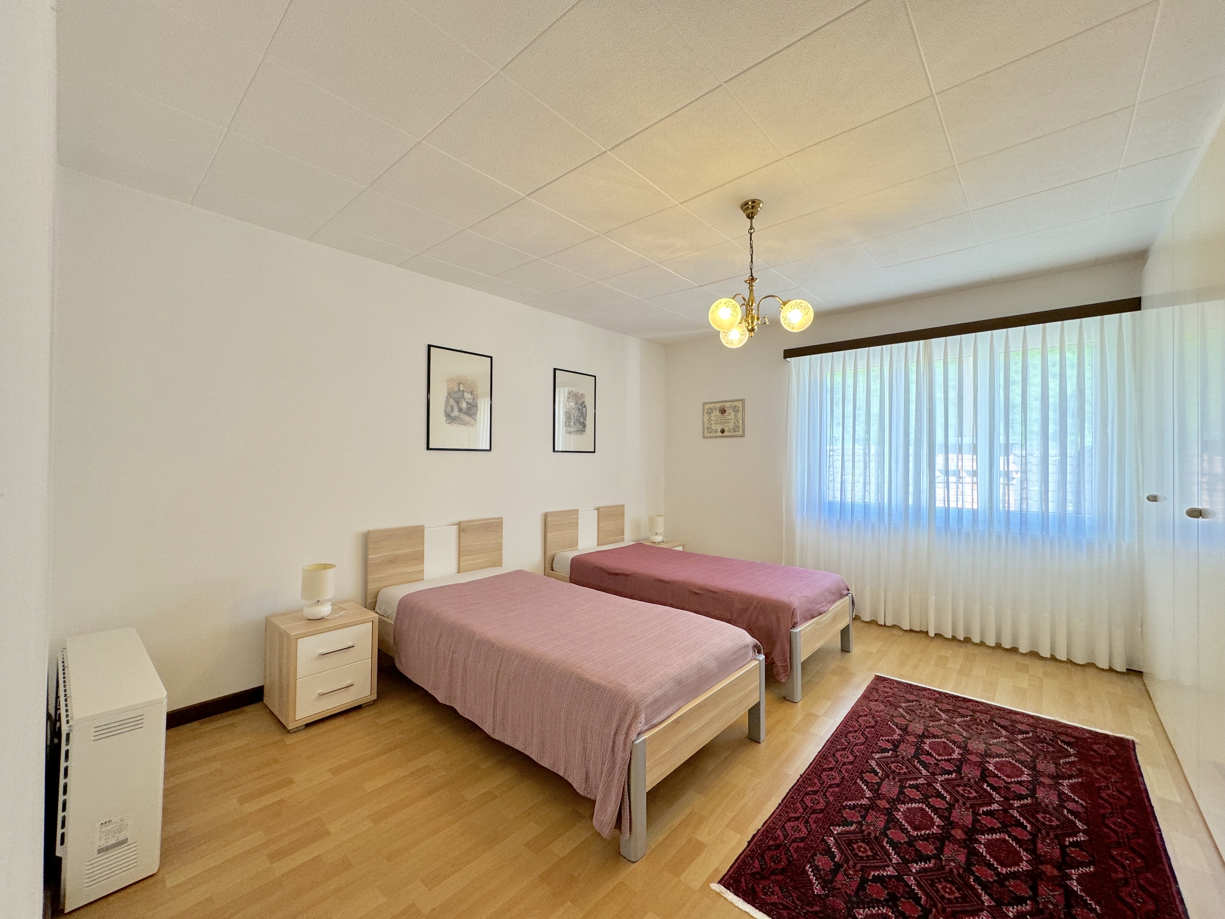 Helles Schlafzimmer mit zwei Einzelbetten