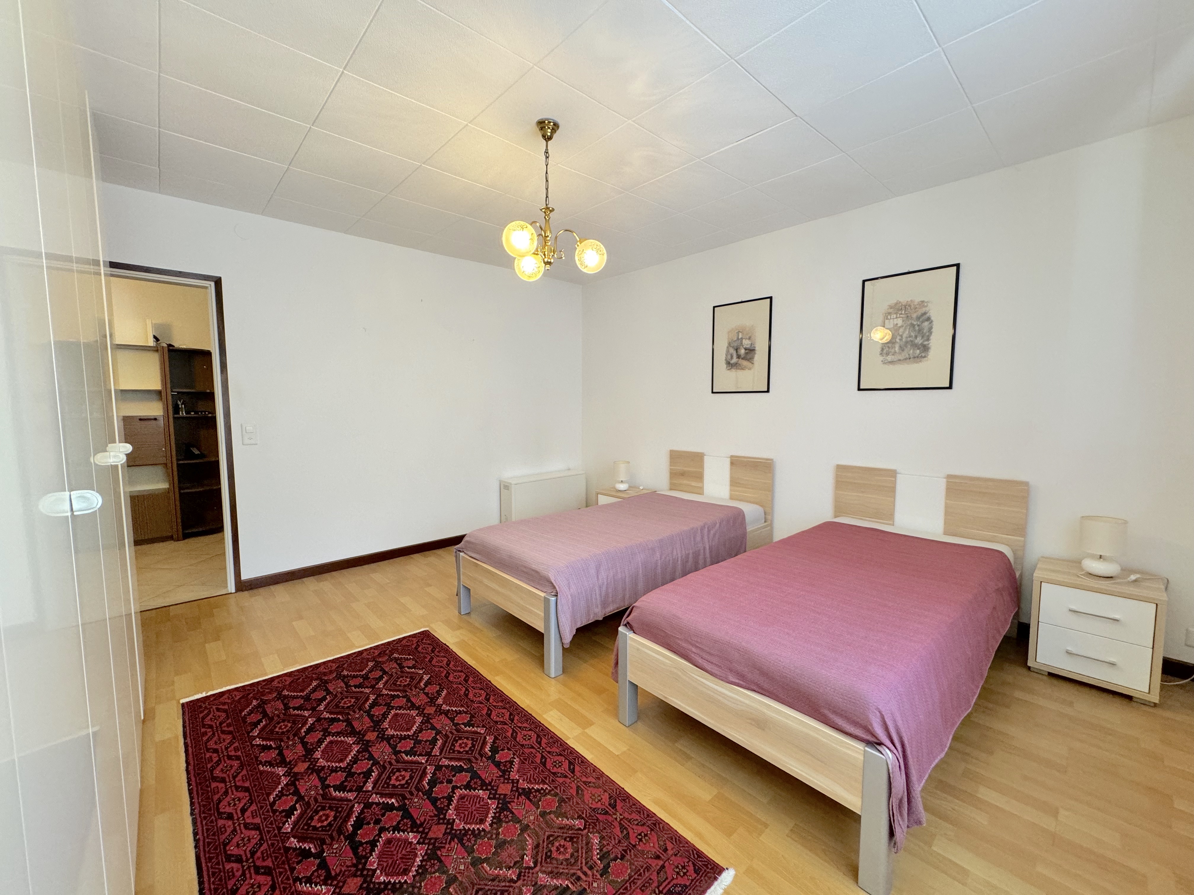 Schlafzimmer mit zwei Einzelbetten