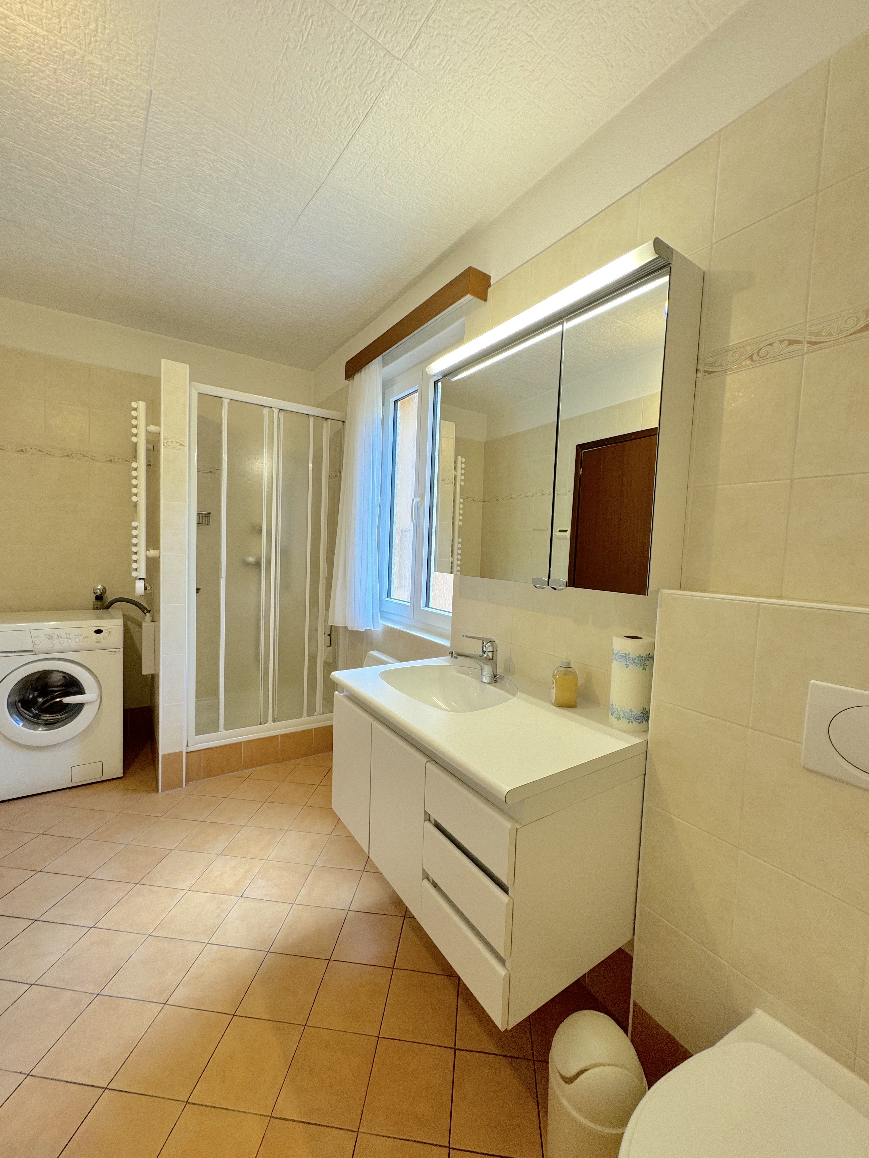 Badezimmer mit Waschplatz und Dusche