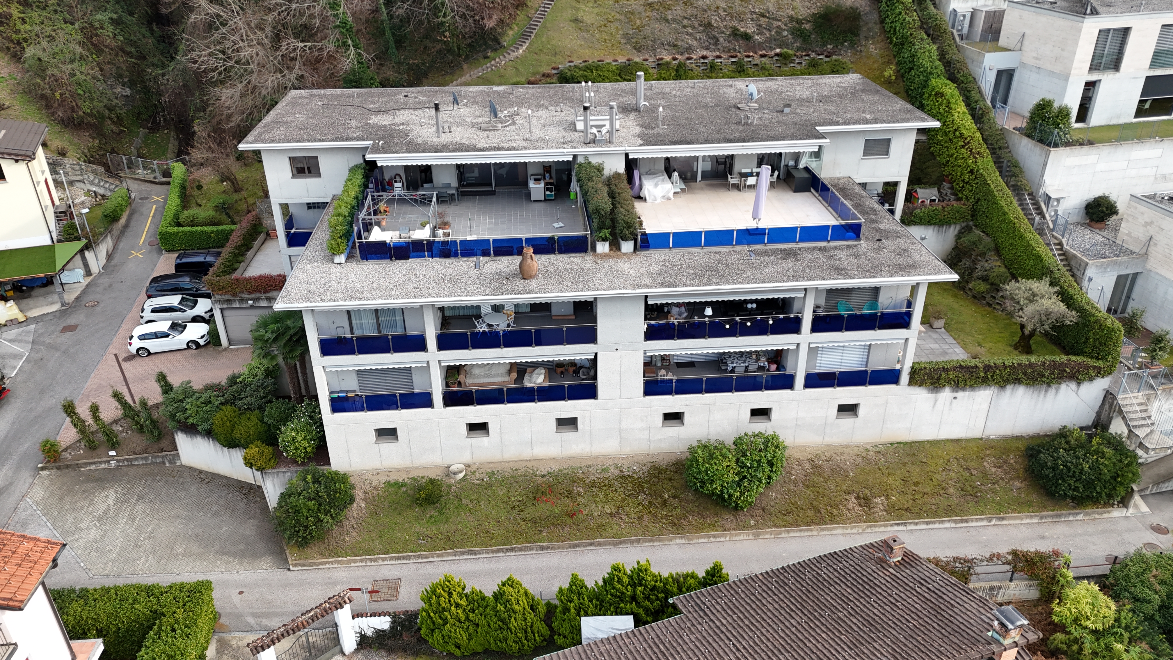 Wohnhaus mit großen Terrassen und Garten