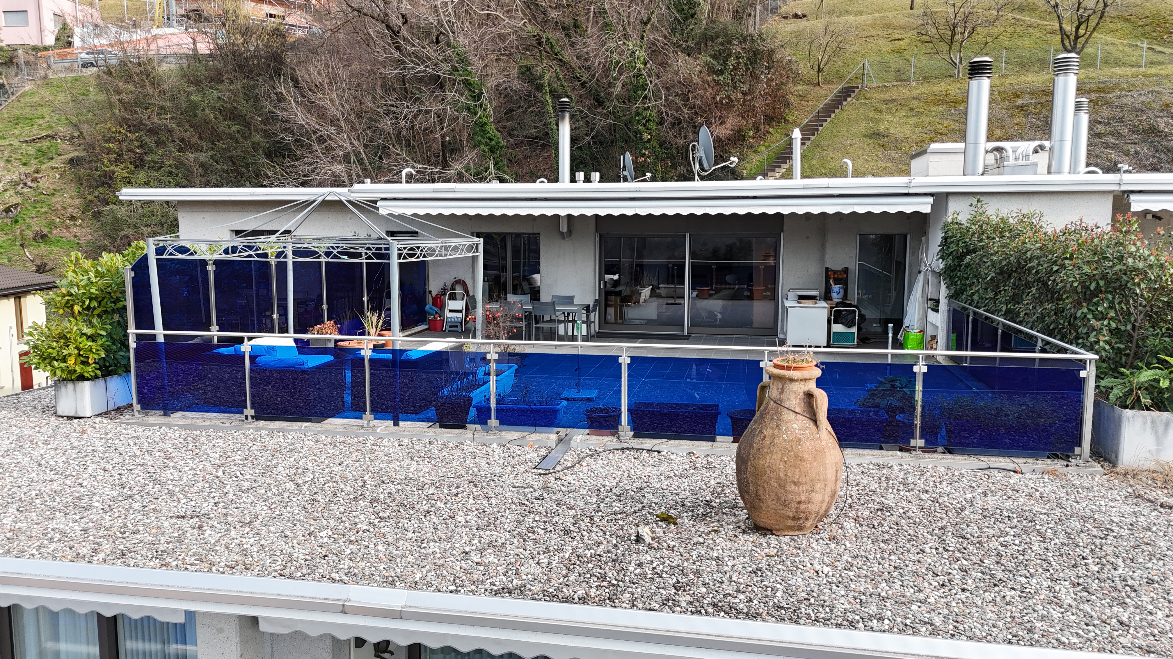 Terrasse mit Poolumrandung und Hausfassade