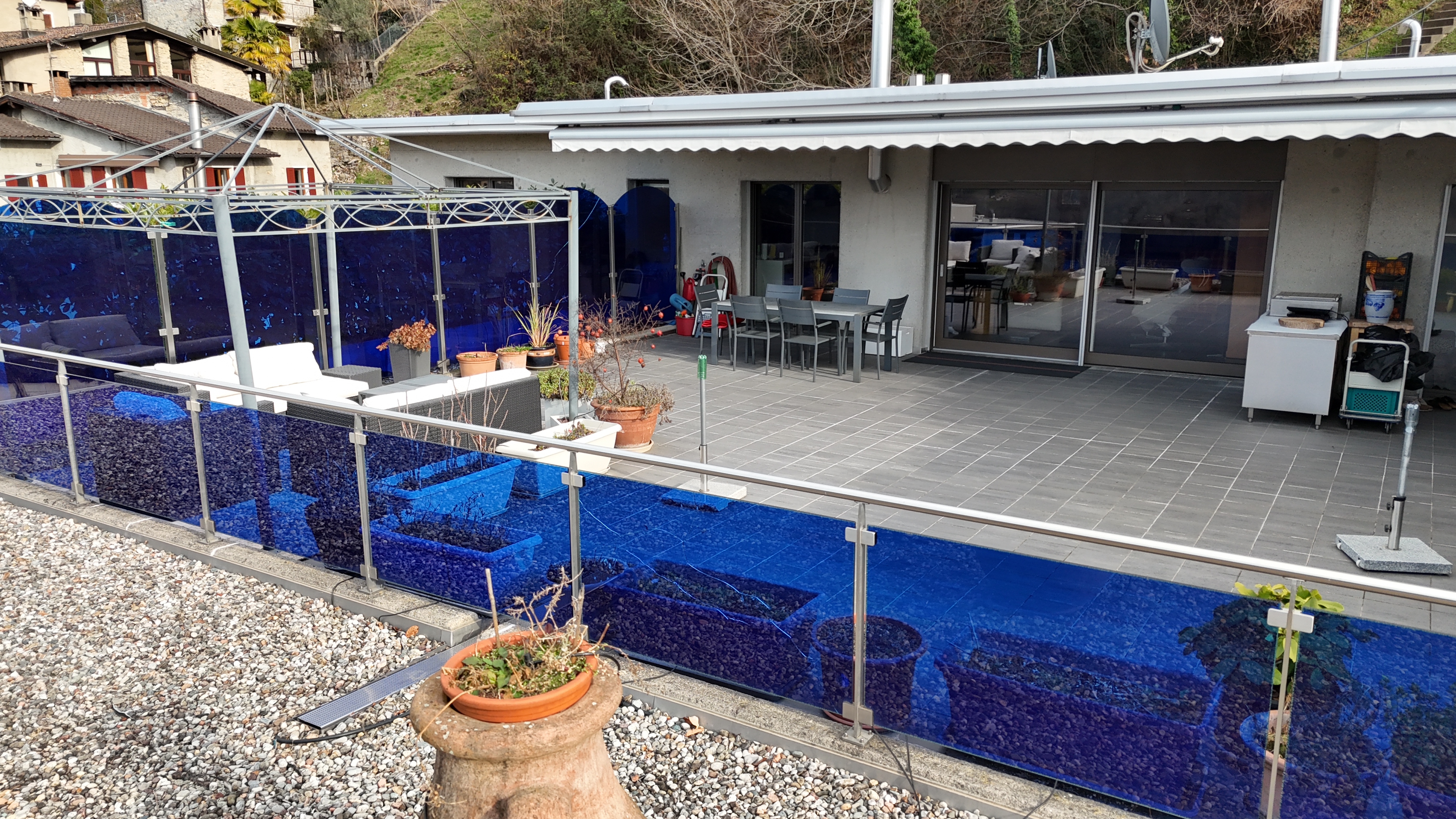 Terrasse mit Sitzbereich und Glasgeländer