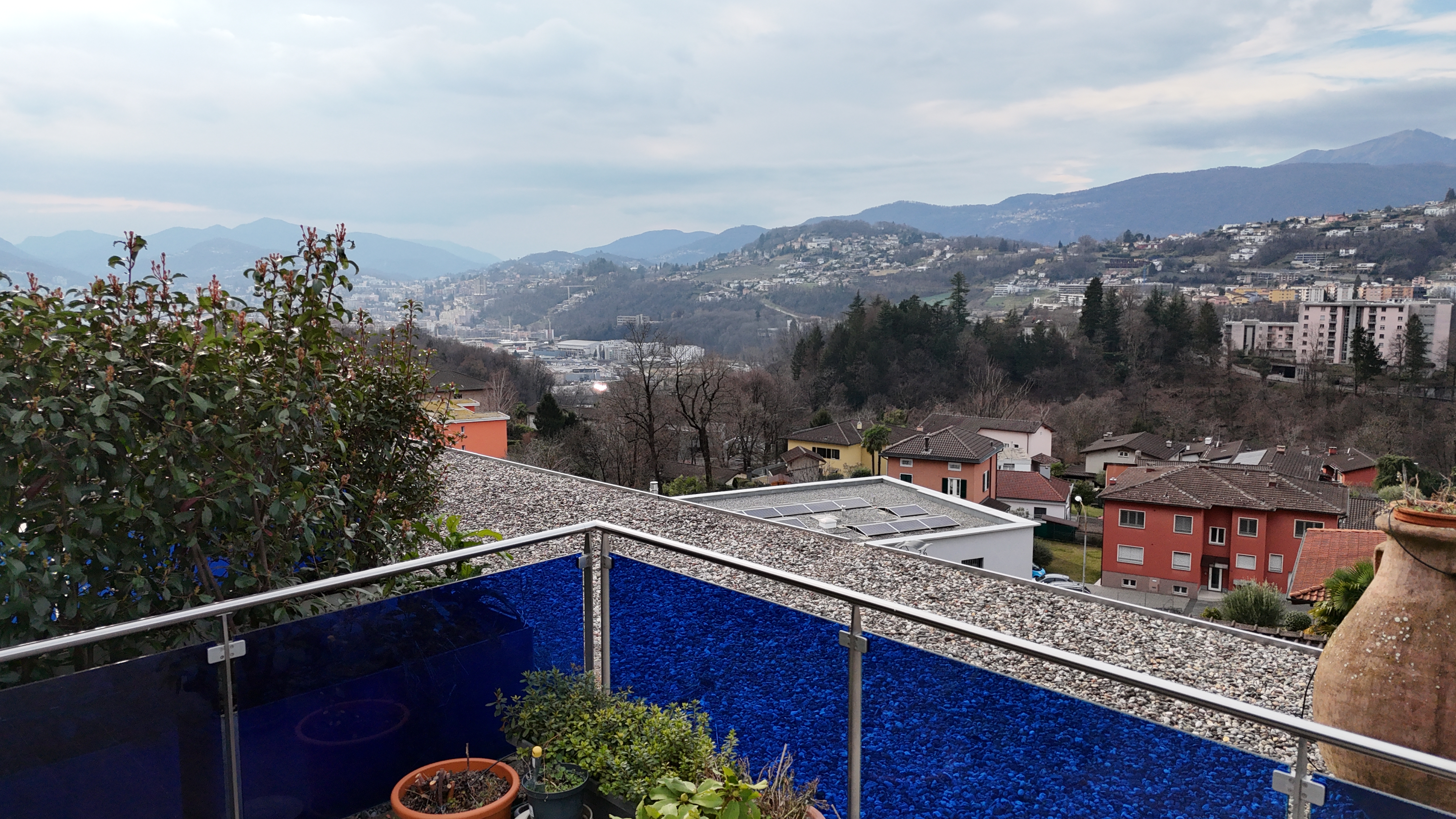 Balkon mit Panoramablick auf Berge und Stadt
