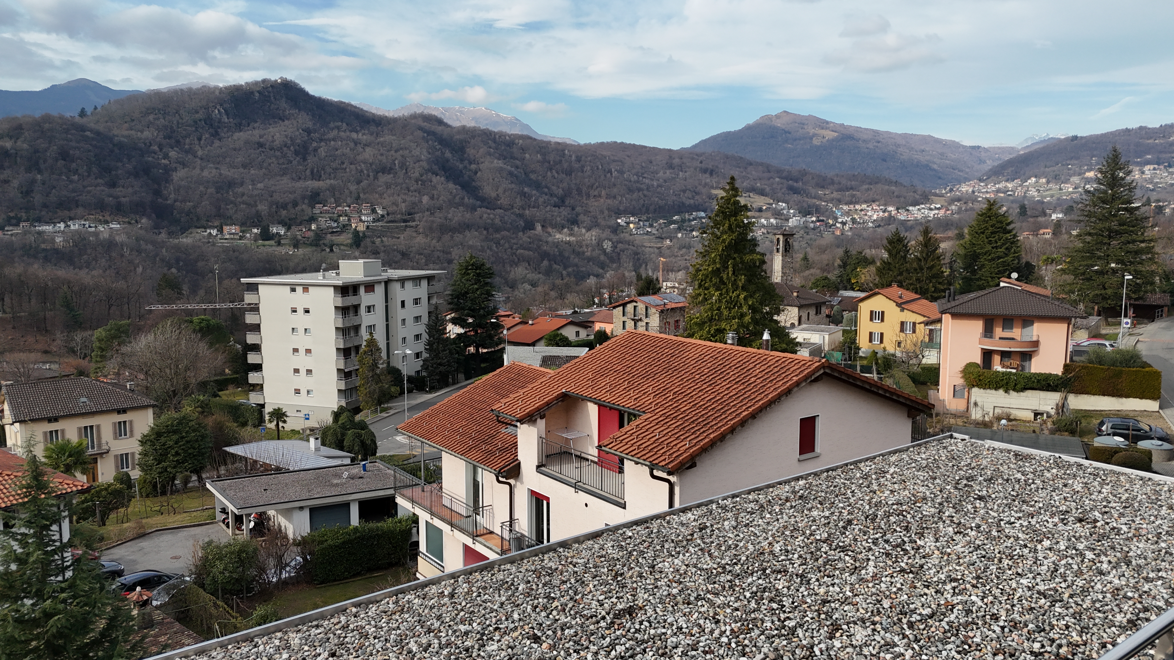 Bergblick über ein Wohngebiet
