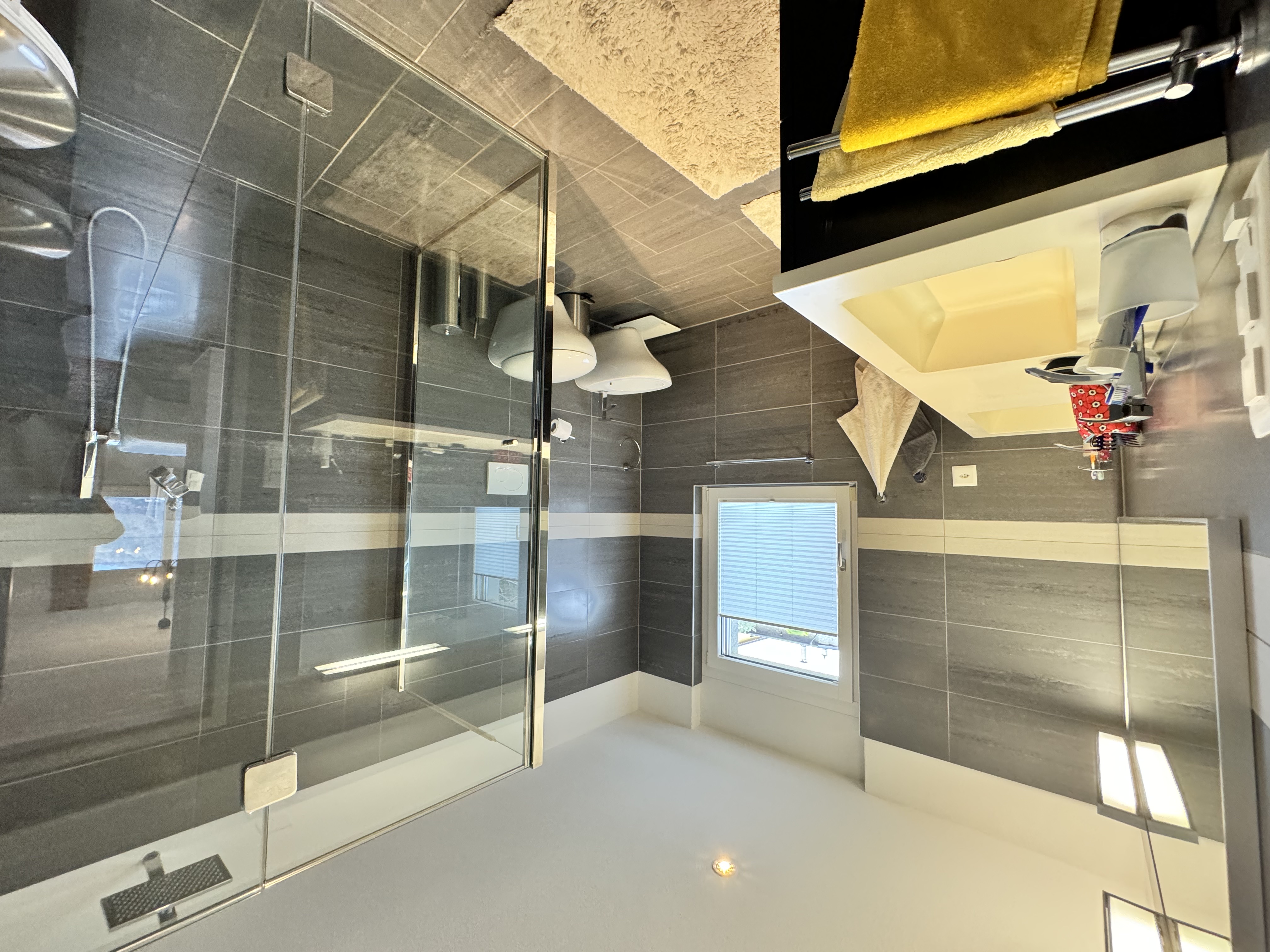 Modernes Badezimmer mit Glasdusche
