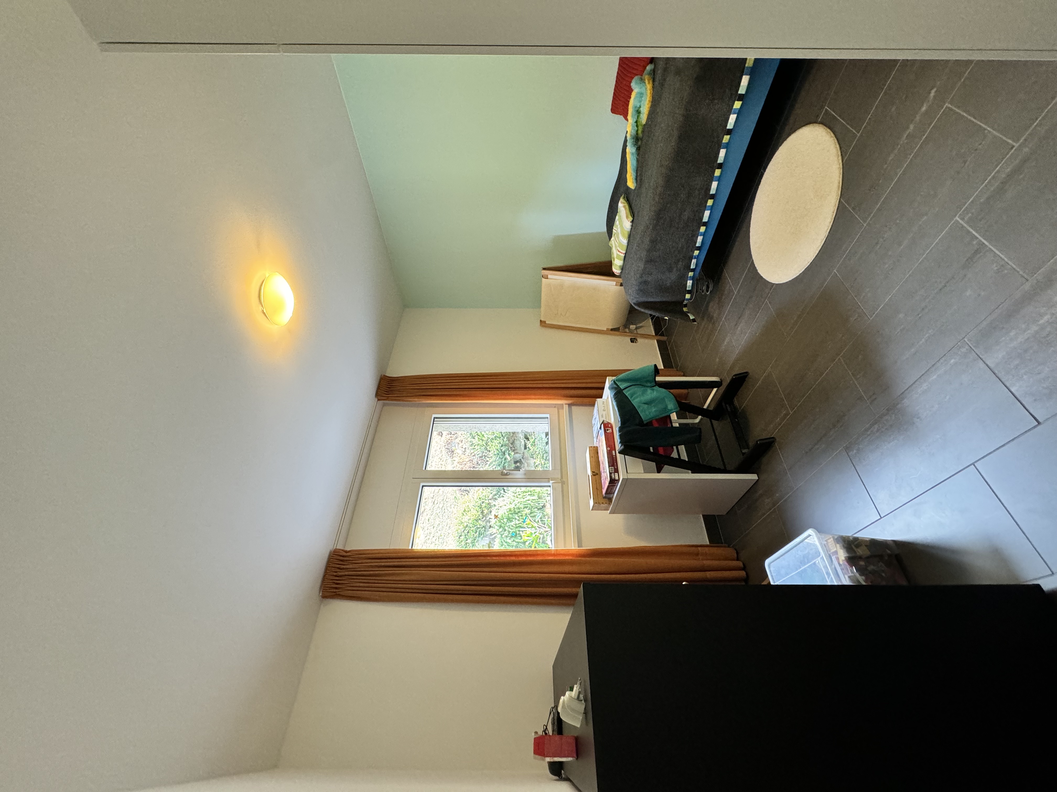 Kinder- bzw. Schlafzimmer mit Tageslicht