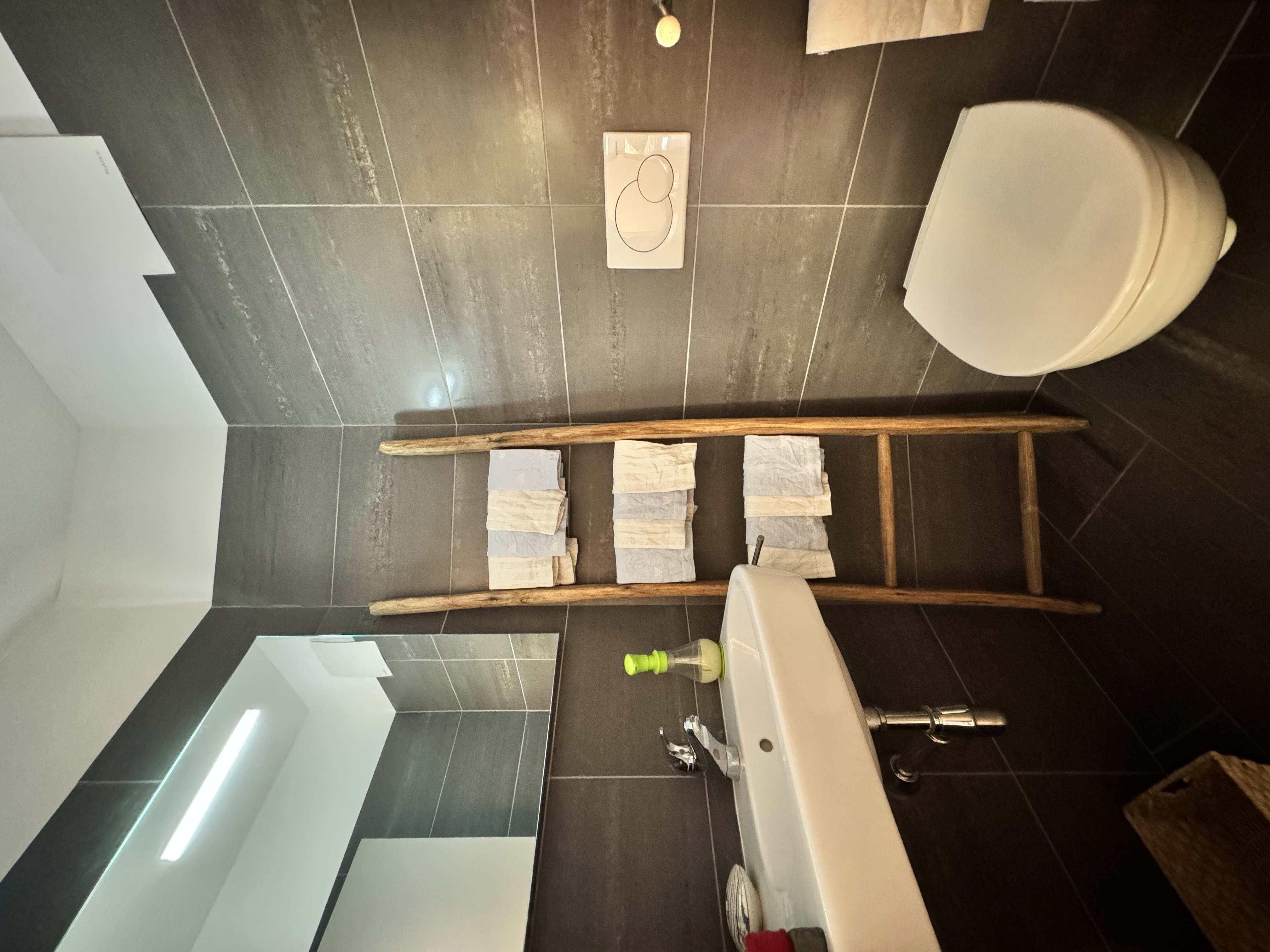 Modernes Gäste-WC mit dunkler Fliesenoptik