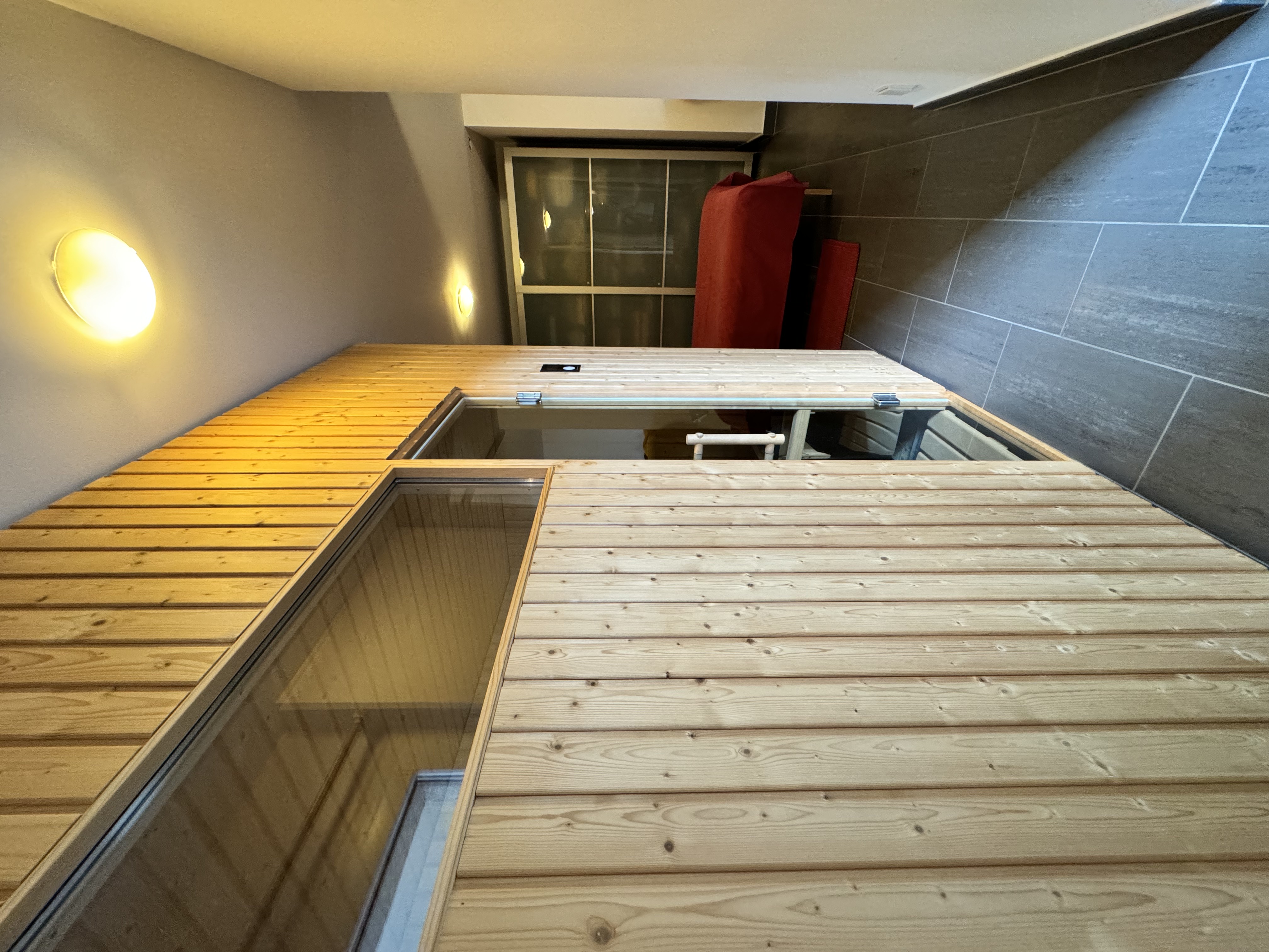Flur mit Holzverkleidung und Schlafzimmerblick