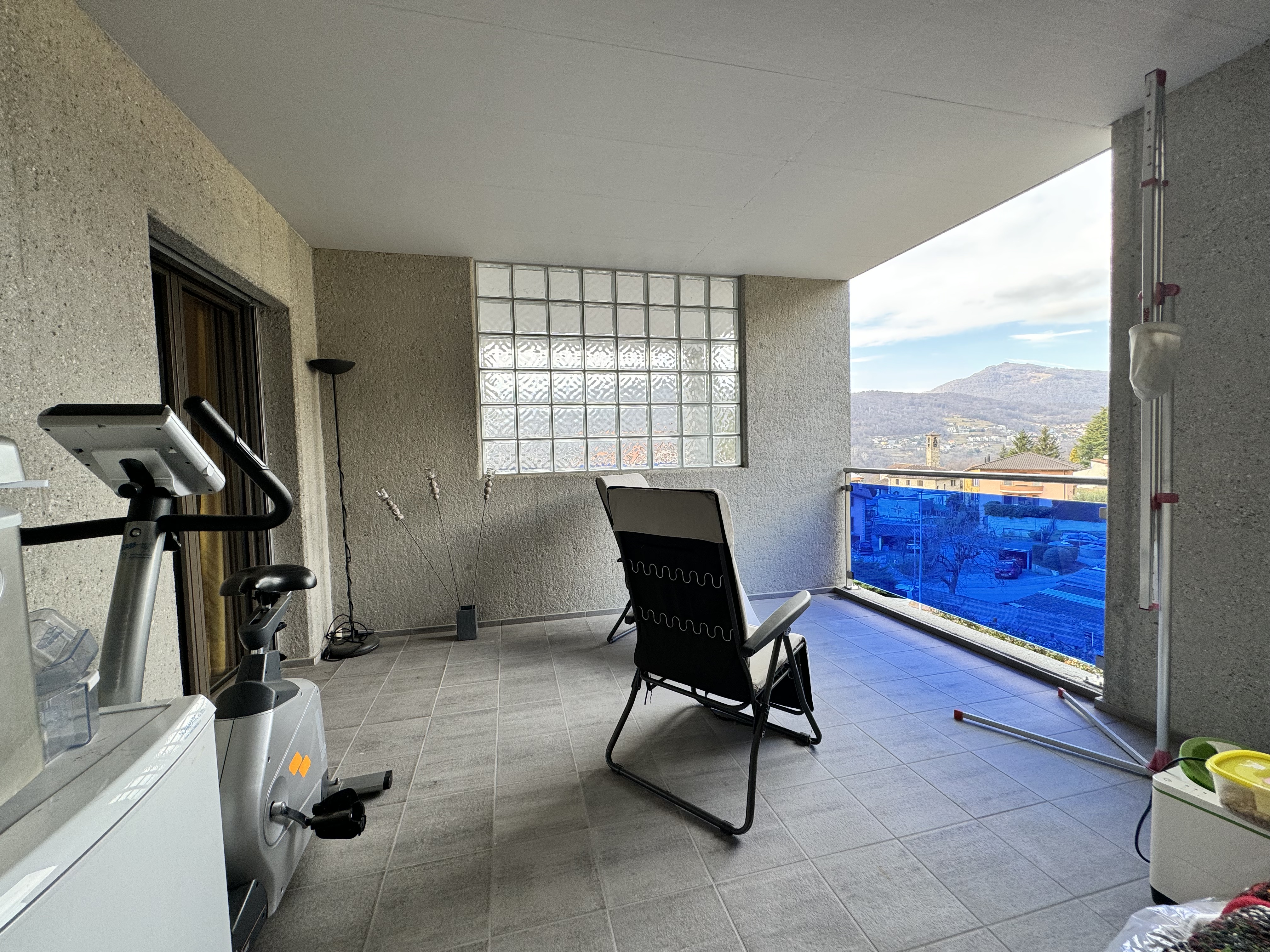 Überdachte Terrasse mit Bergblick