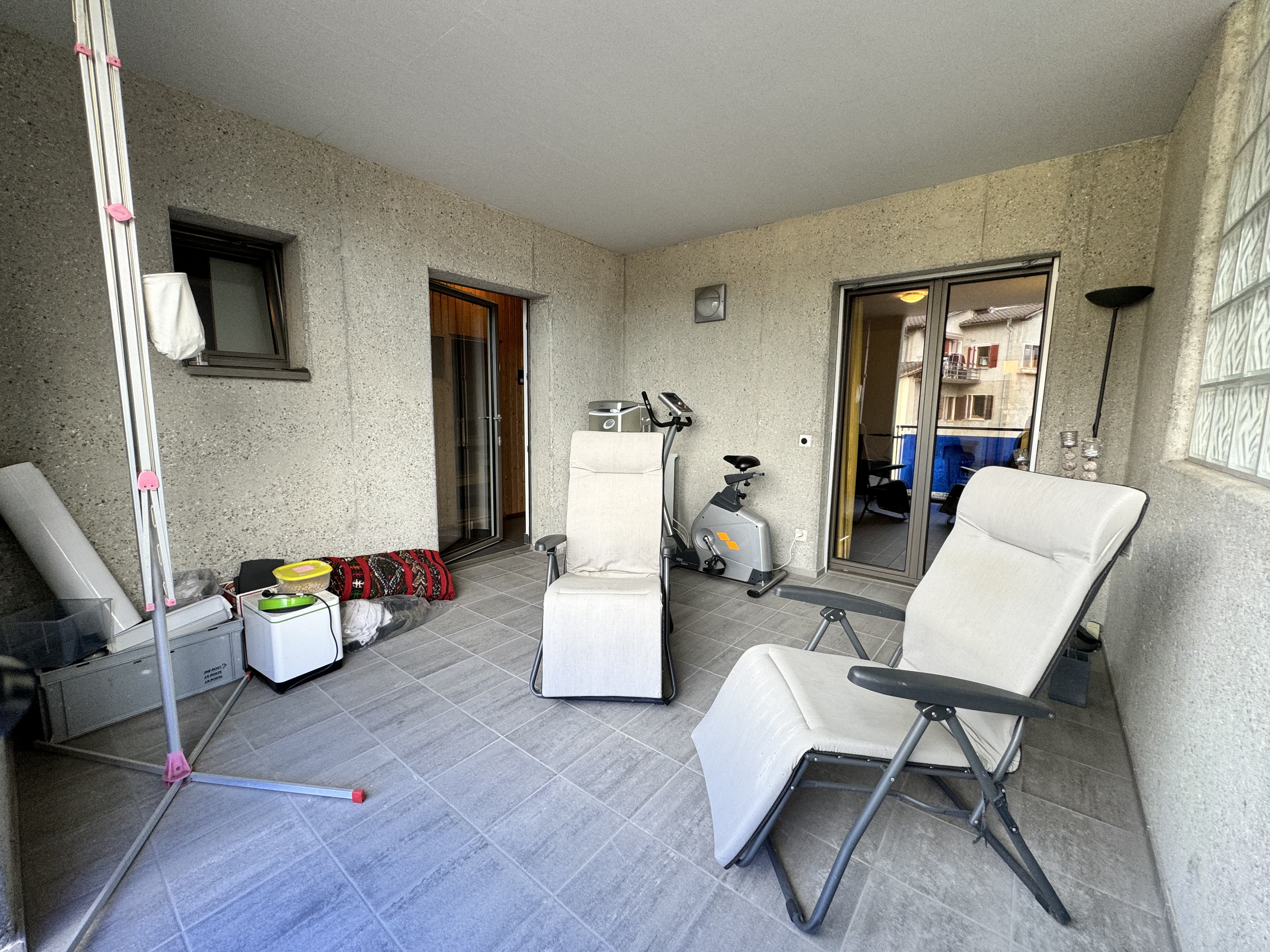 Überdachter Balkon mit Sitzbereich
