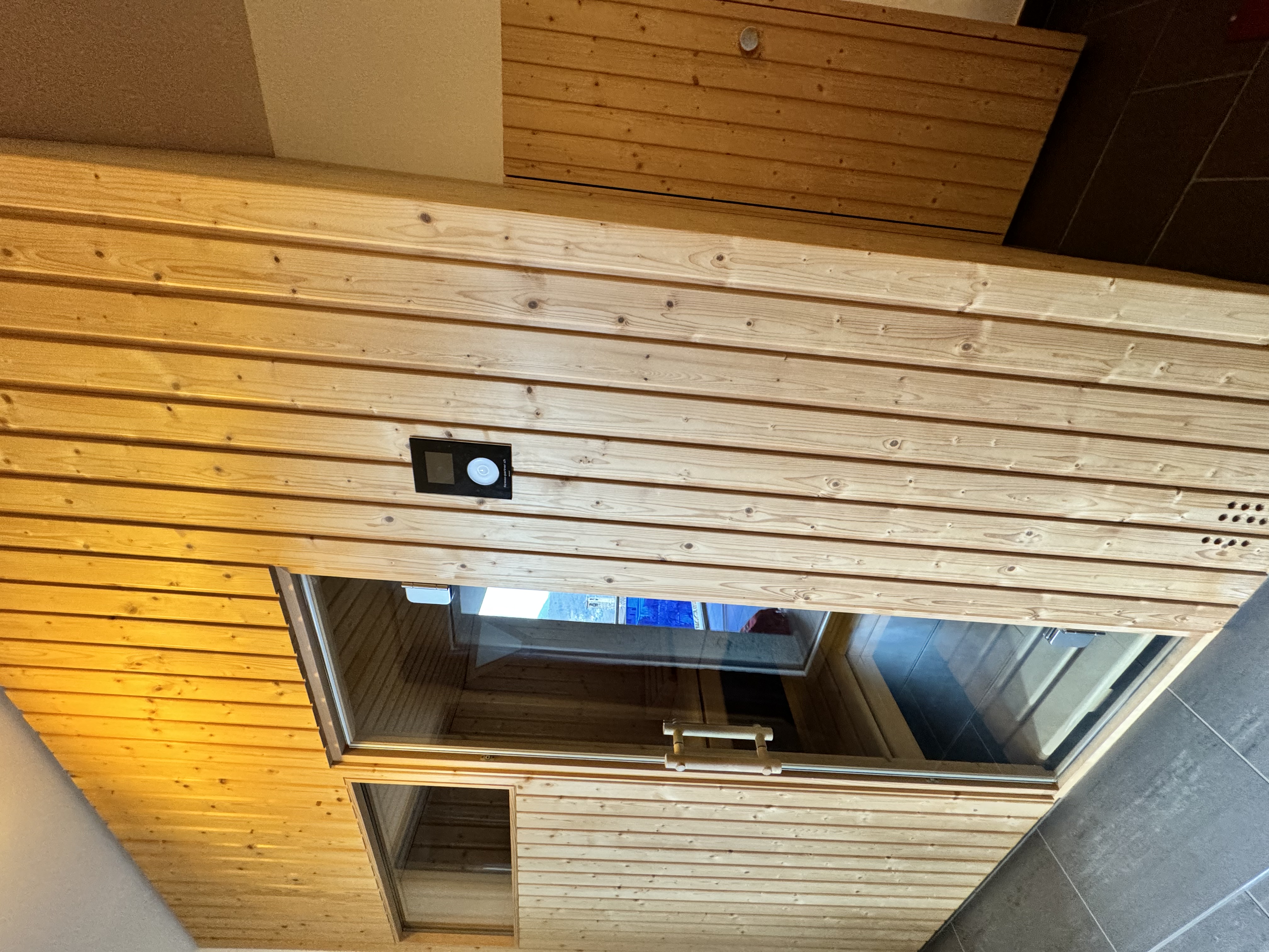 Holzverkleideter Innenbereich mit Sauna-Eingang