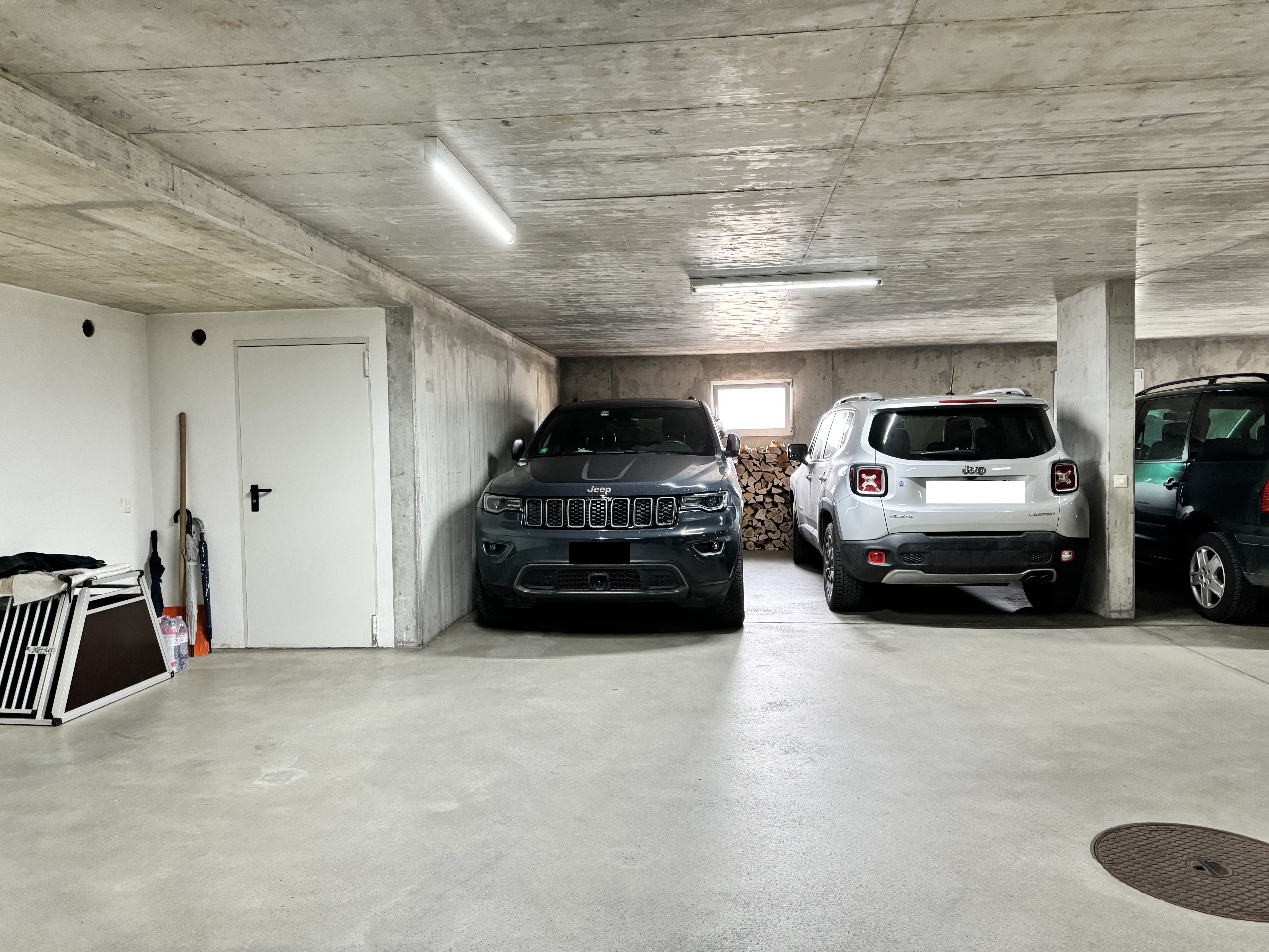 Tiefgarage mit mehreren Fahrzeugen