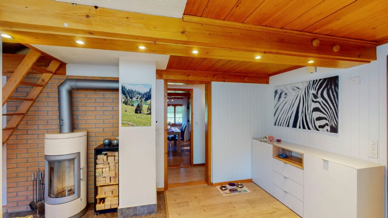 Gemütlicher Wohnraum mit Kamin und Holzdecke
