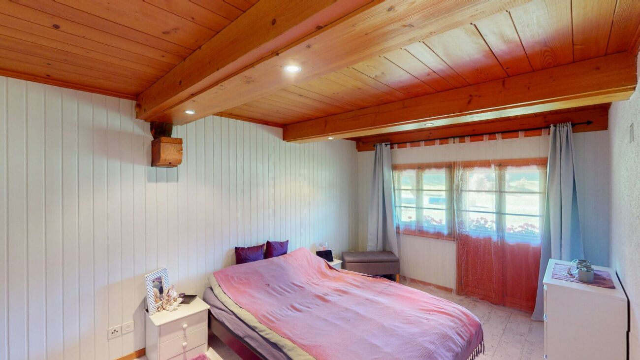 Gemütliches Schlafzimmer mit Holzdecke