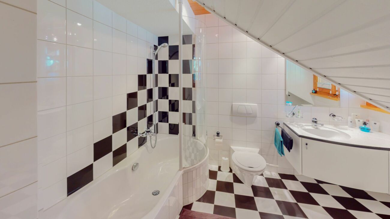 Dachbad mit Wanne, WC und Schachbrettboden
