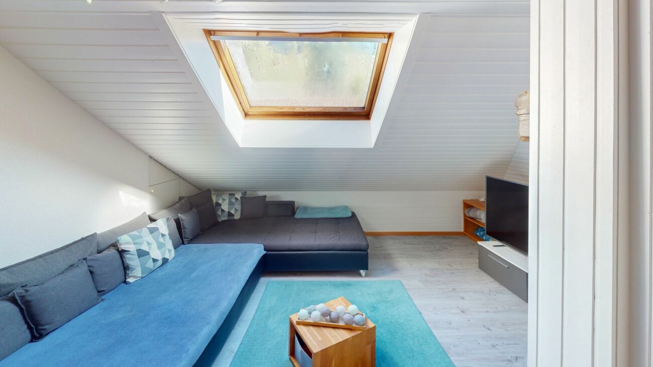 Dachgeschoss-Wohnzimmer mit Dachfenster