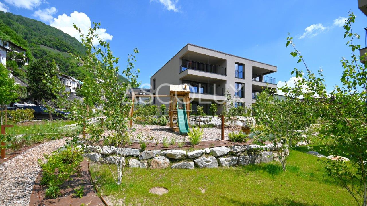 Modernes Mehrfamilienhaus mit Spielgarten