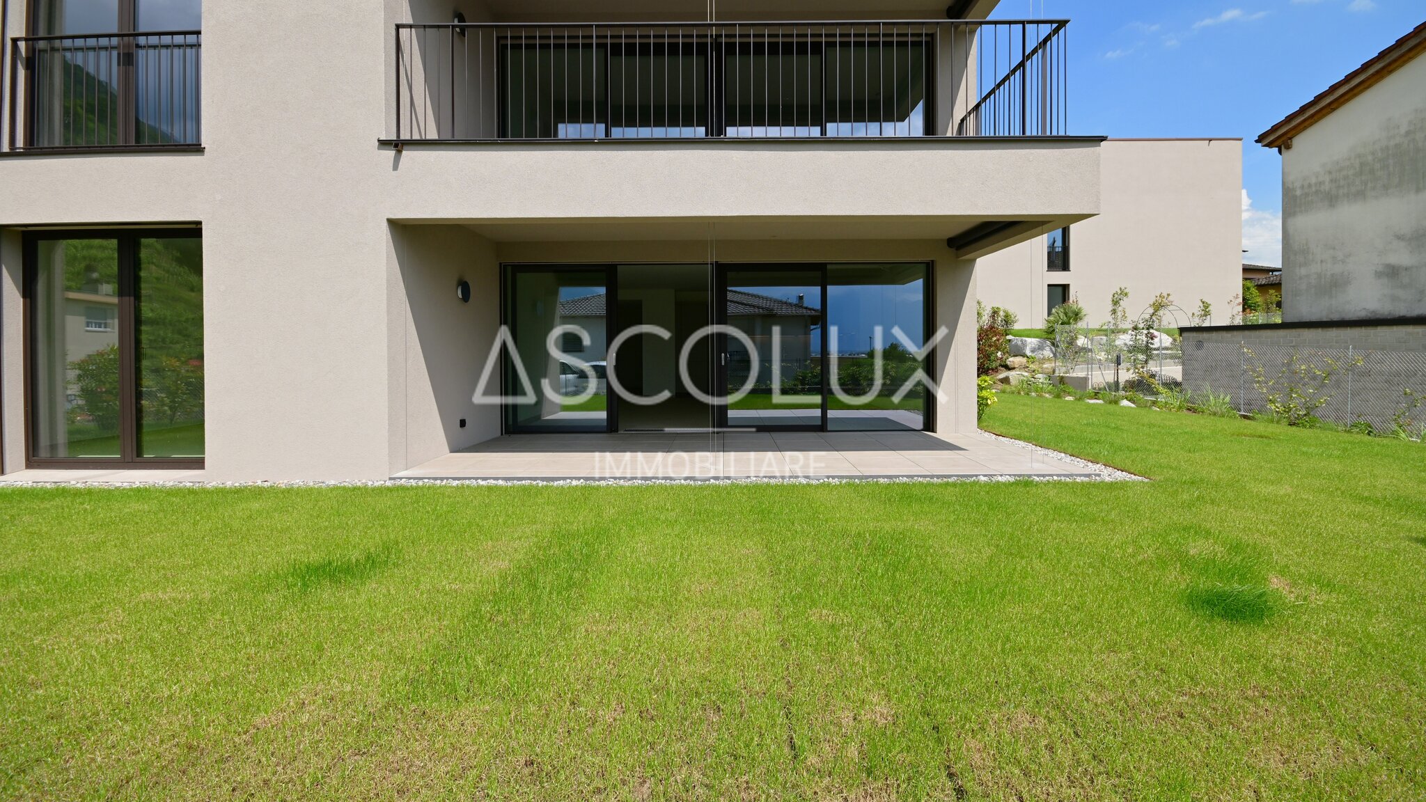 Moderne Hausfassade mit Garten und Terrasse