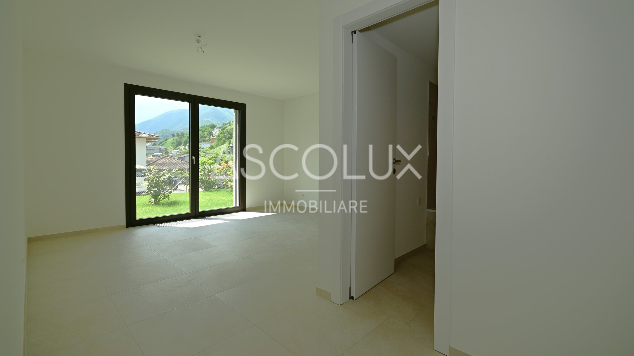 Heller leerer Wohnraum mit Bergblick