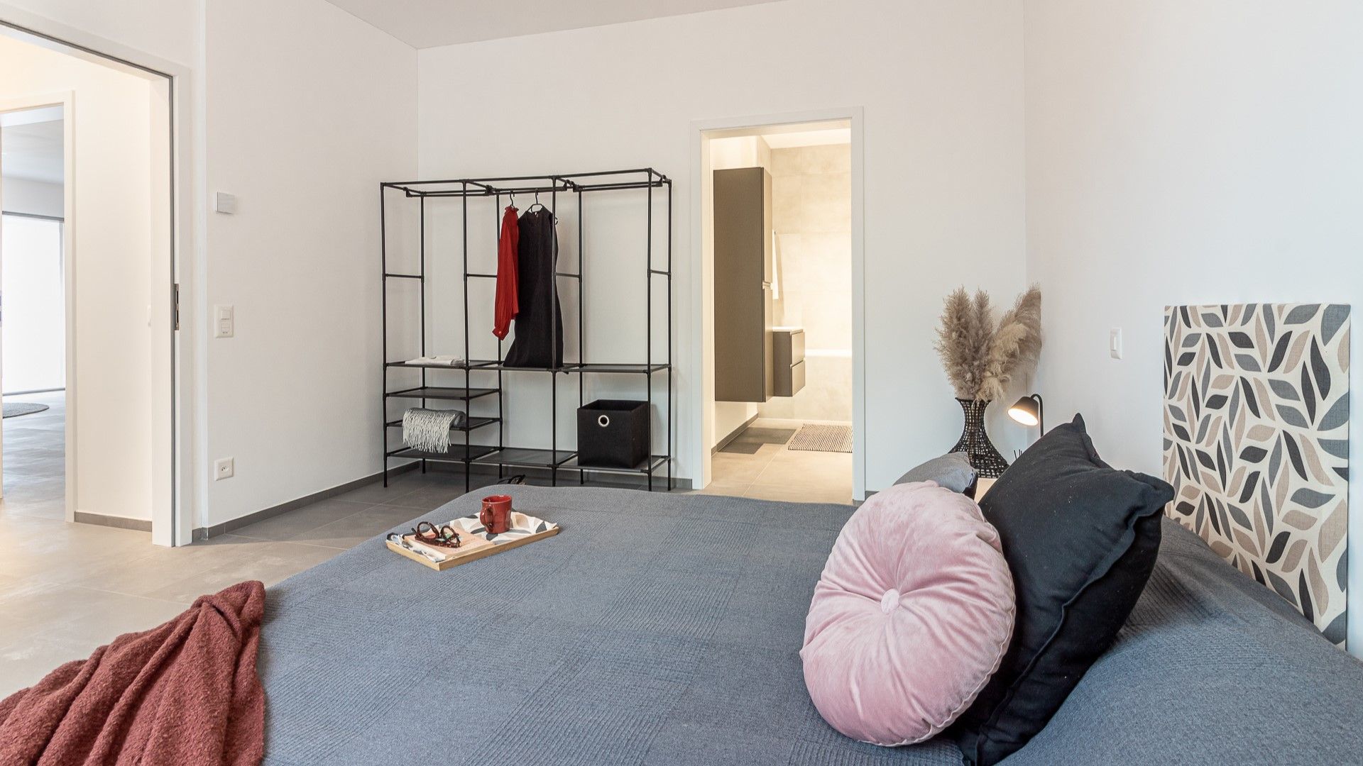 Modernes Schlafzimmer mit offener Ankleide