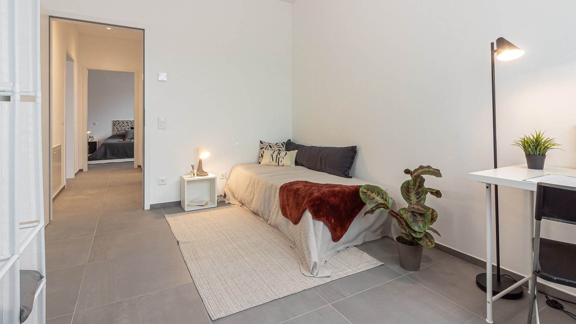 Minimalistisch eingerichtetes Schlafzimmer