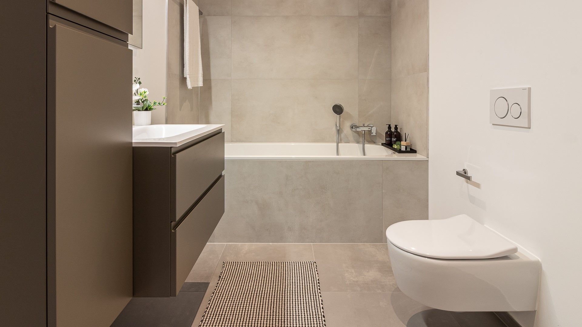 Modernes Badezimmer mit Badewanne und WC