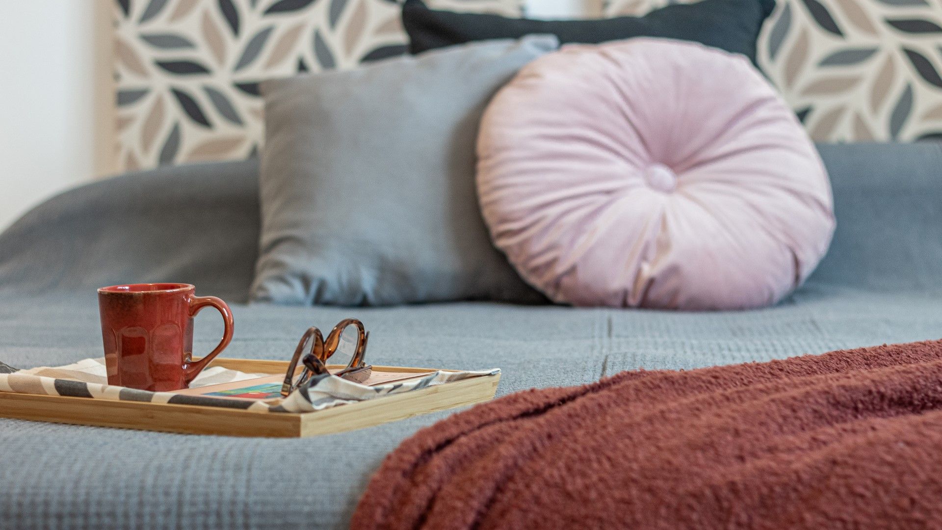Gemütliche Sofaszene mit Deko-Kissen