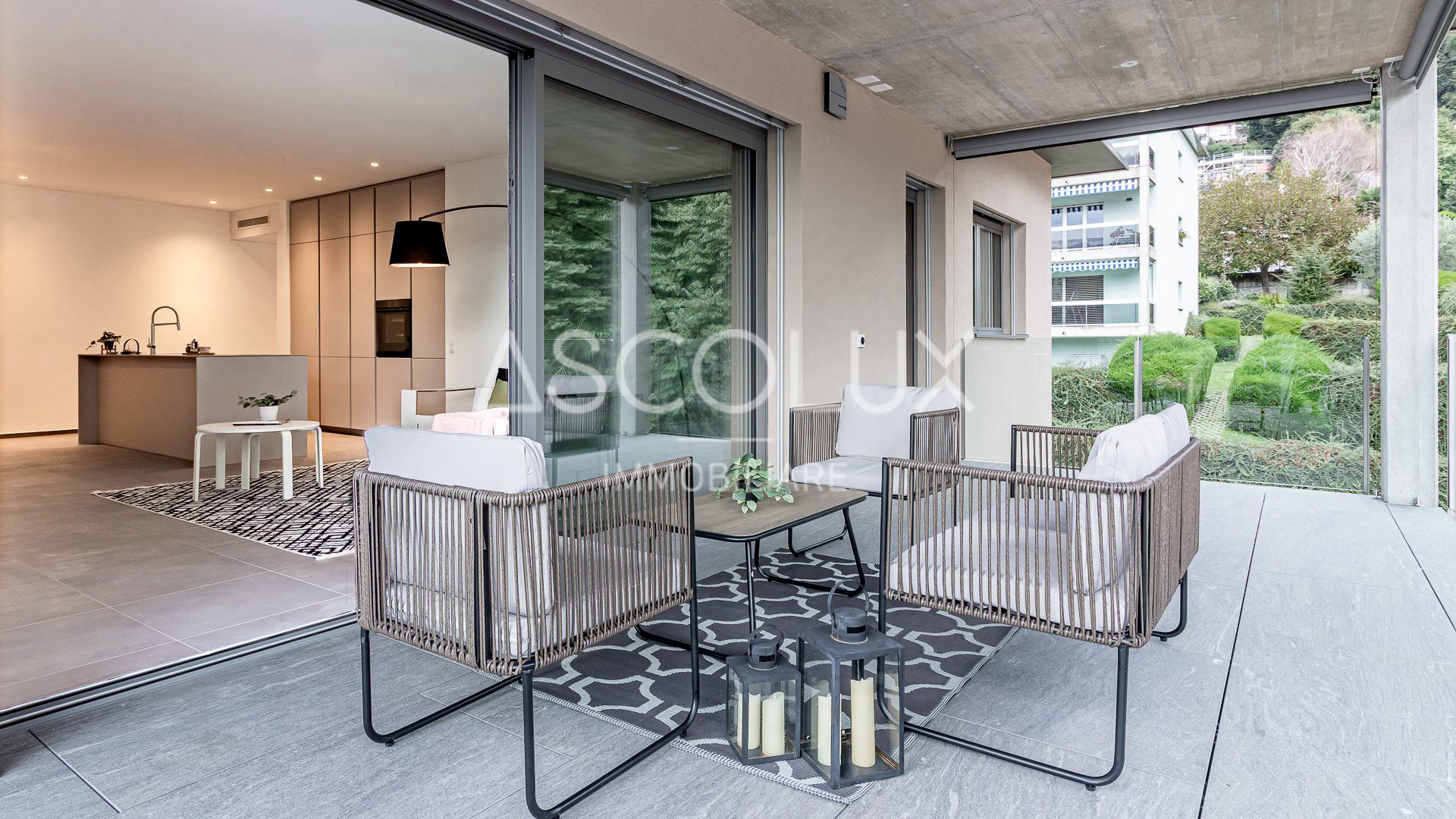 Moderne Terrasse mit Lounge-Möbeln