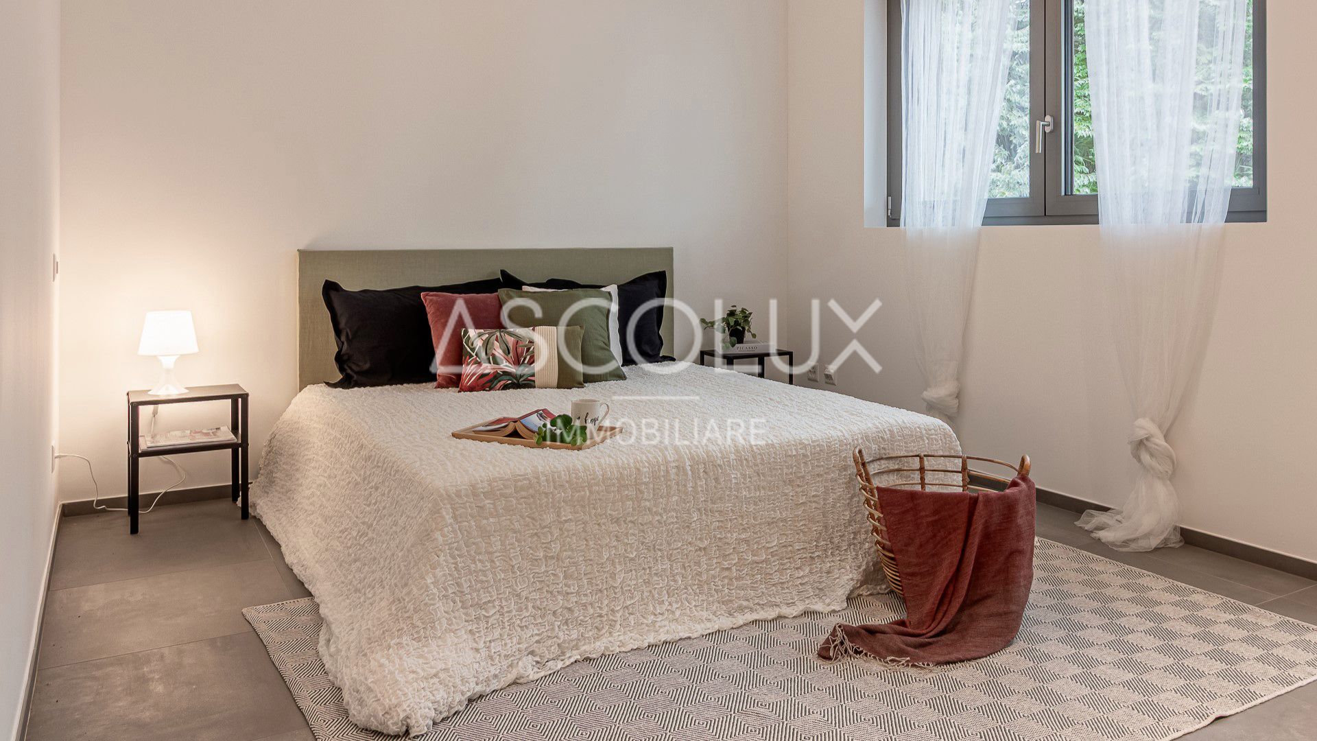 Helles Schlafzimmer mit schlichter Einrichtung
