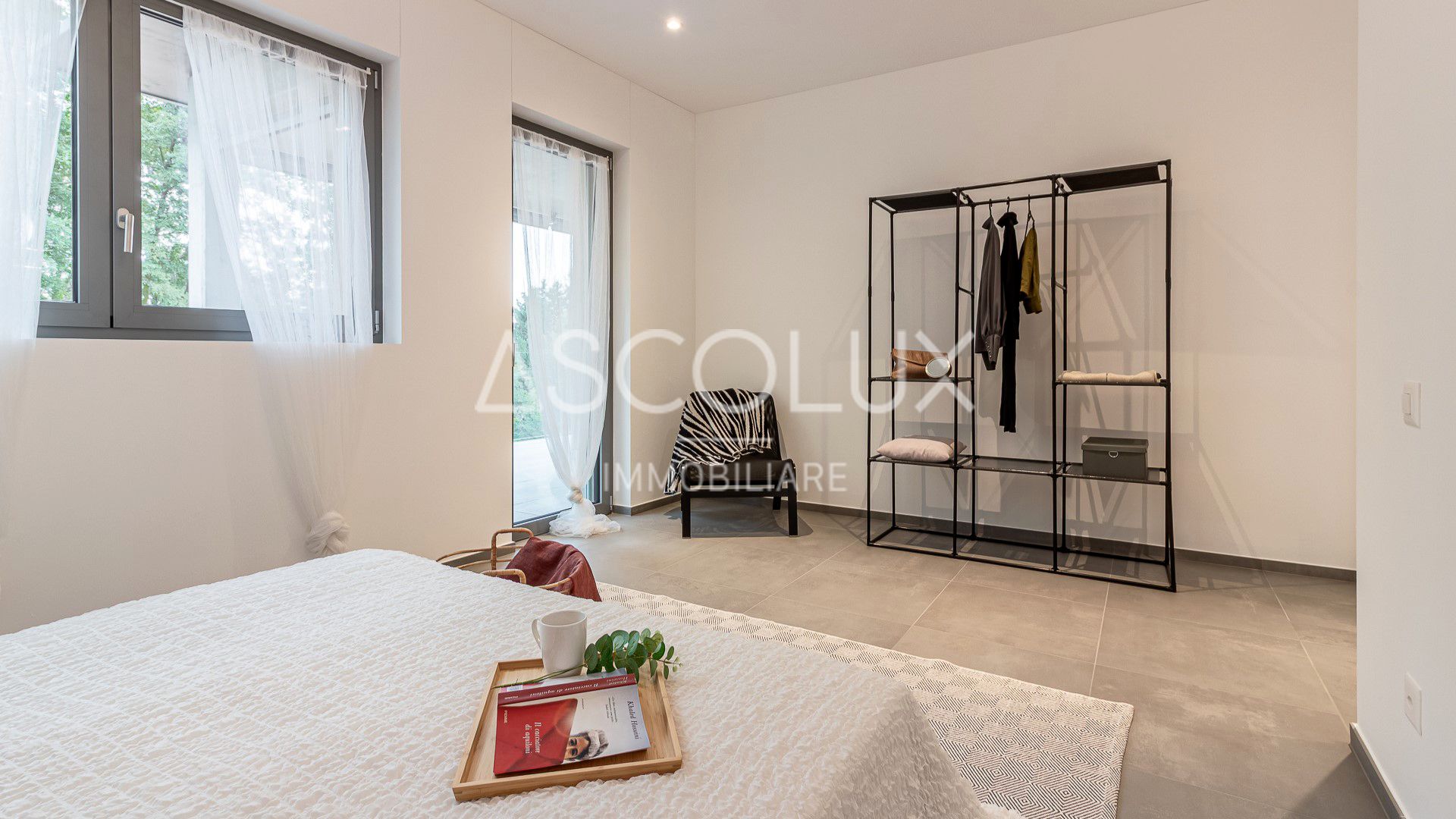 Helles minimalistisches Schlafzimmer