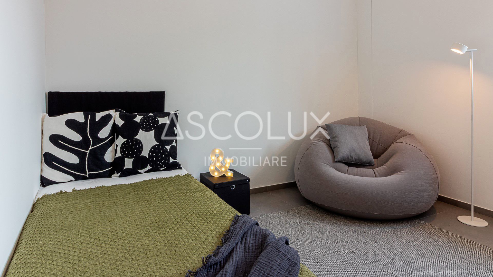 Modernes Schlafzimmer mit minimalistischer Einrichtung