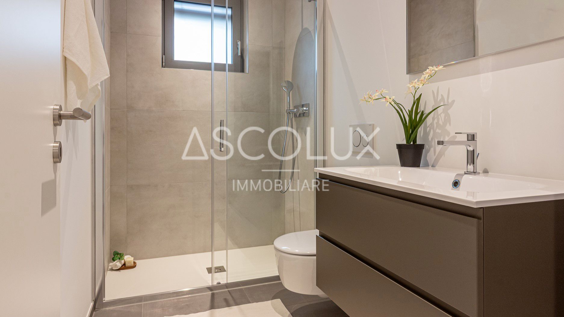 Modernes Badezimmer mit Dusche und Waschtisch