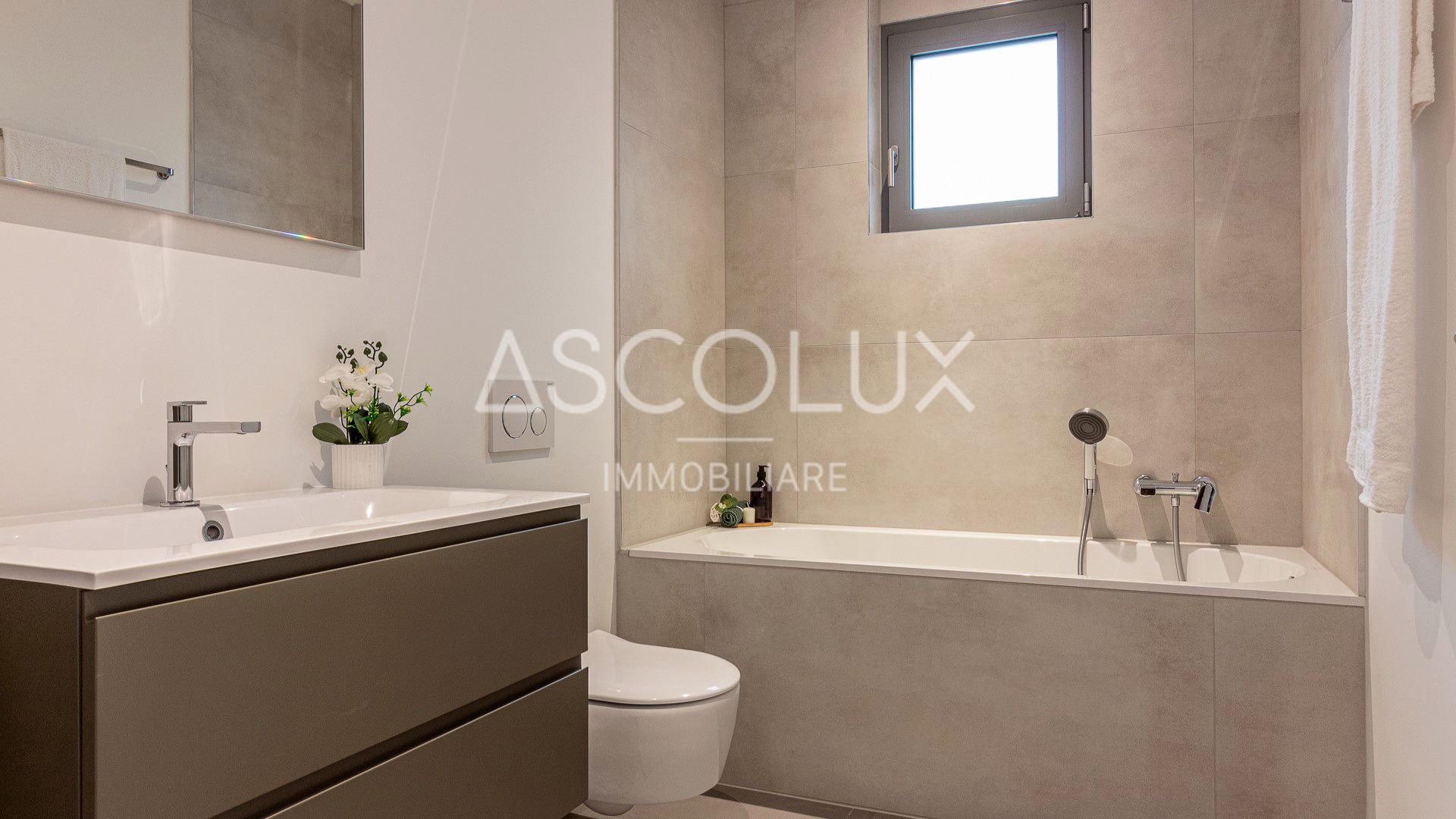 Modernes Badezimmer mit Badewanne und Waschtisch