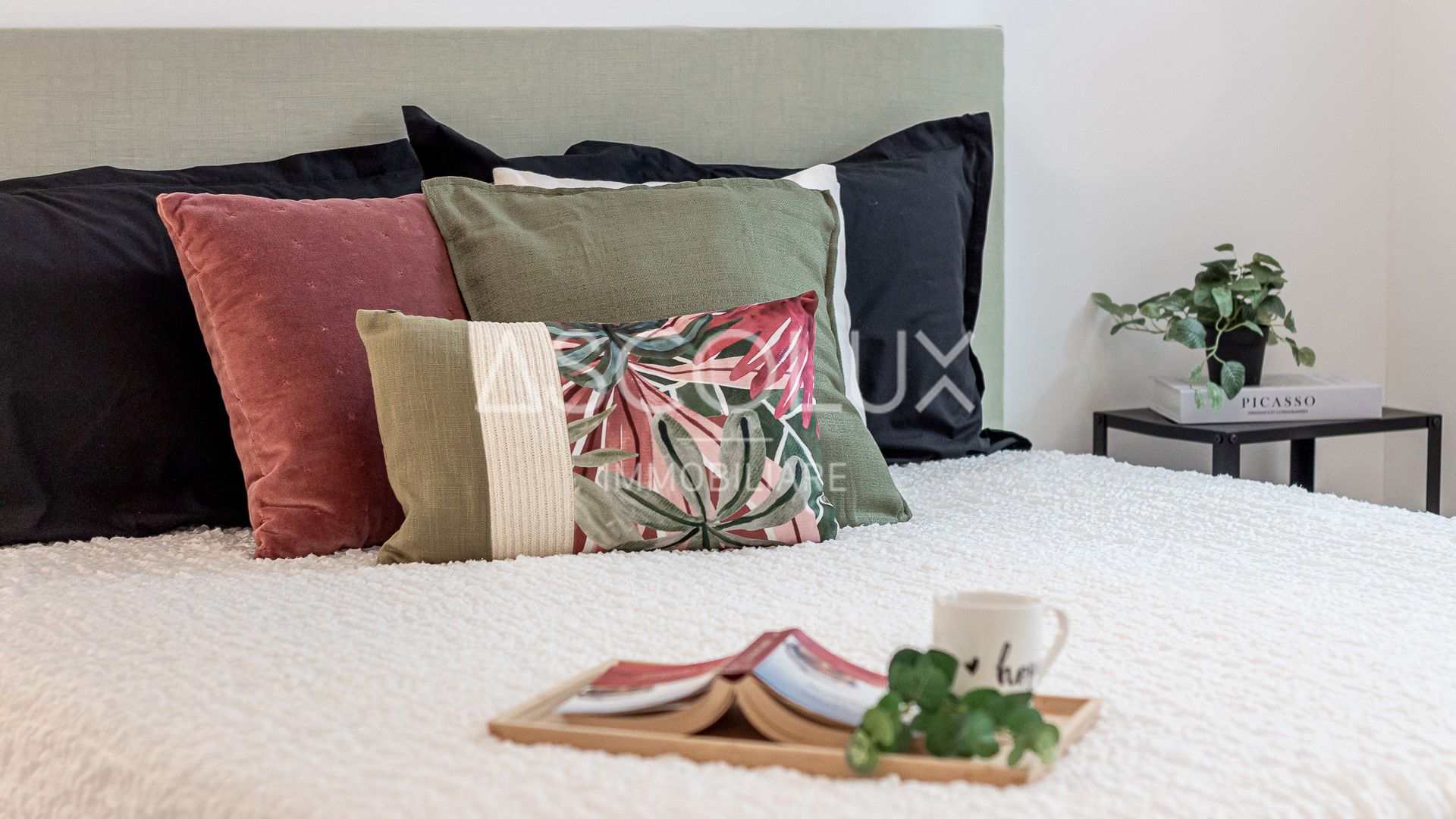 Schlafzimmer mit dekorativem Bett