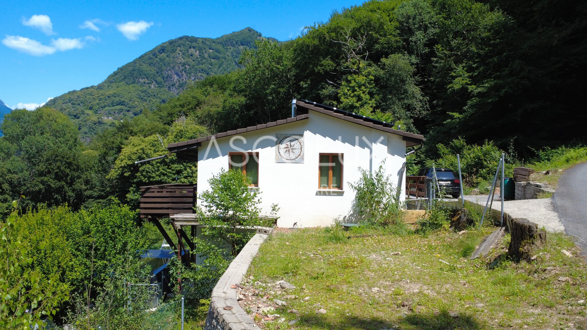 Haus in bergiger Naturumgebung