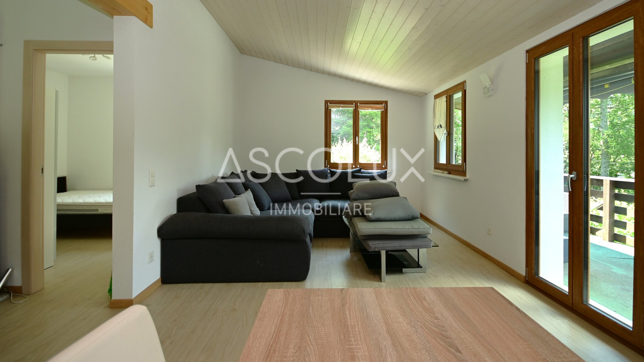 Helles Wohnzimmer mit Balkonblick