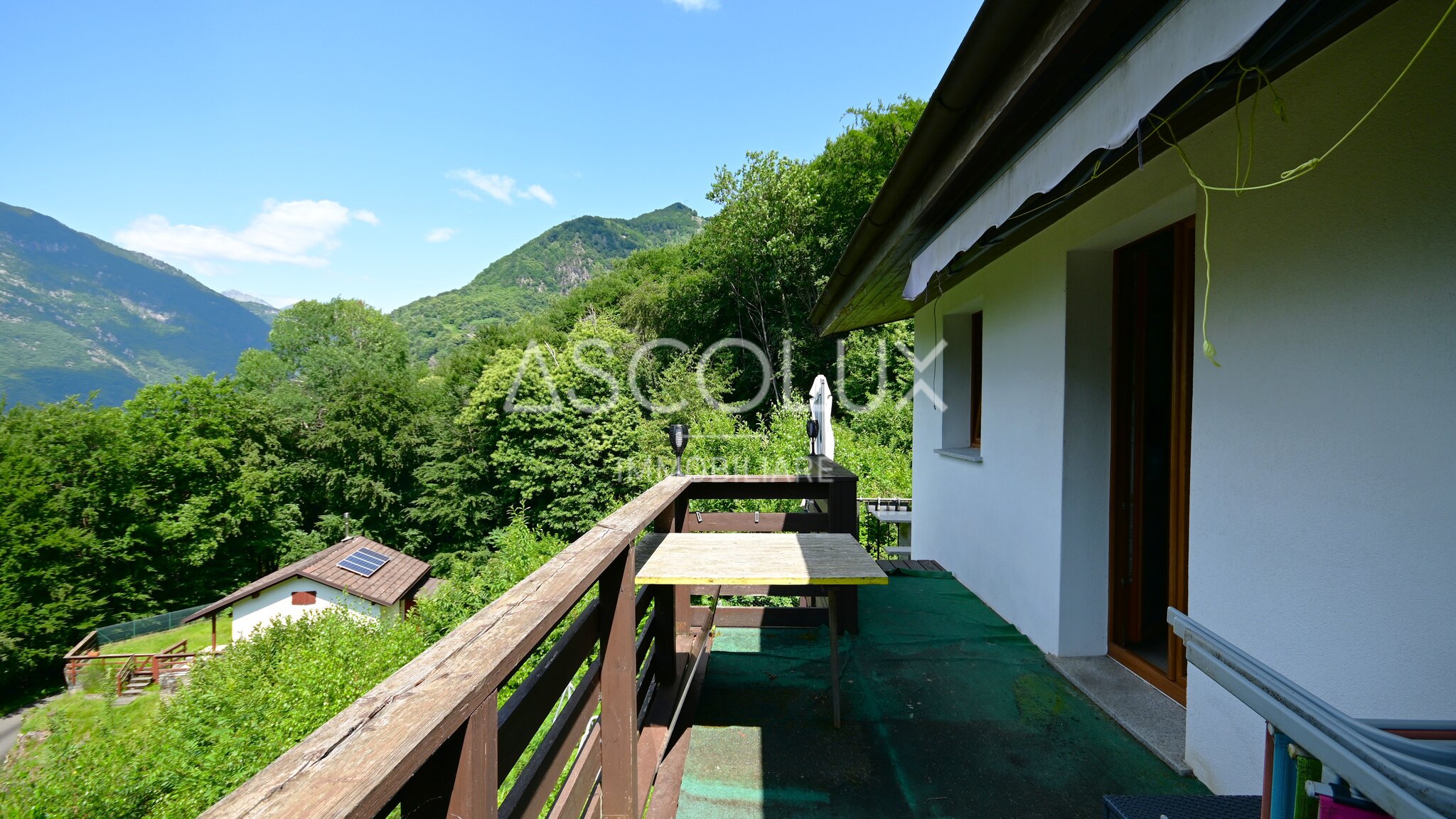 Balkon mit Bergblick