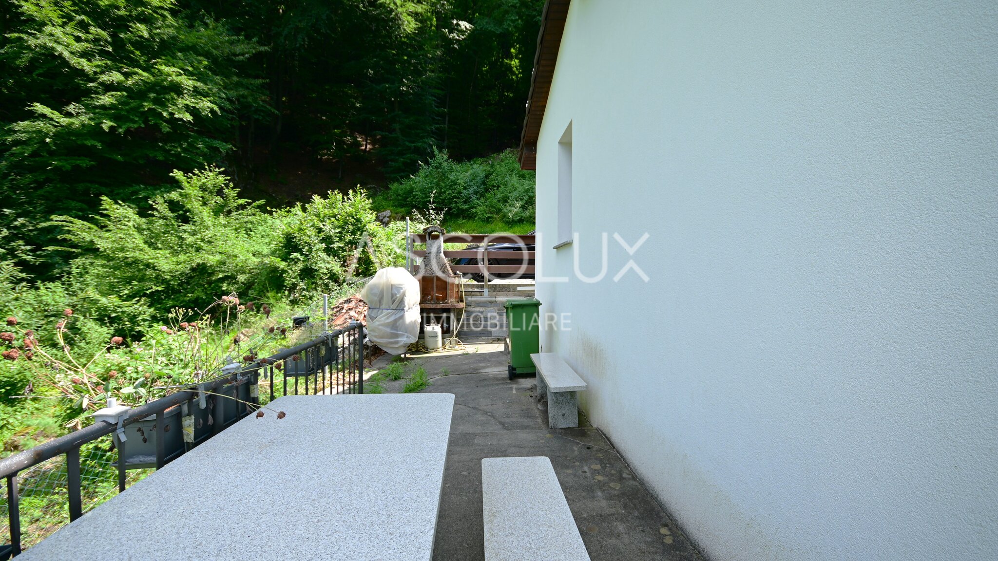 Terrasse am Haus mit Waldhang