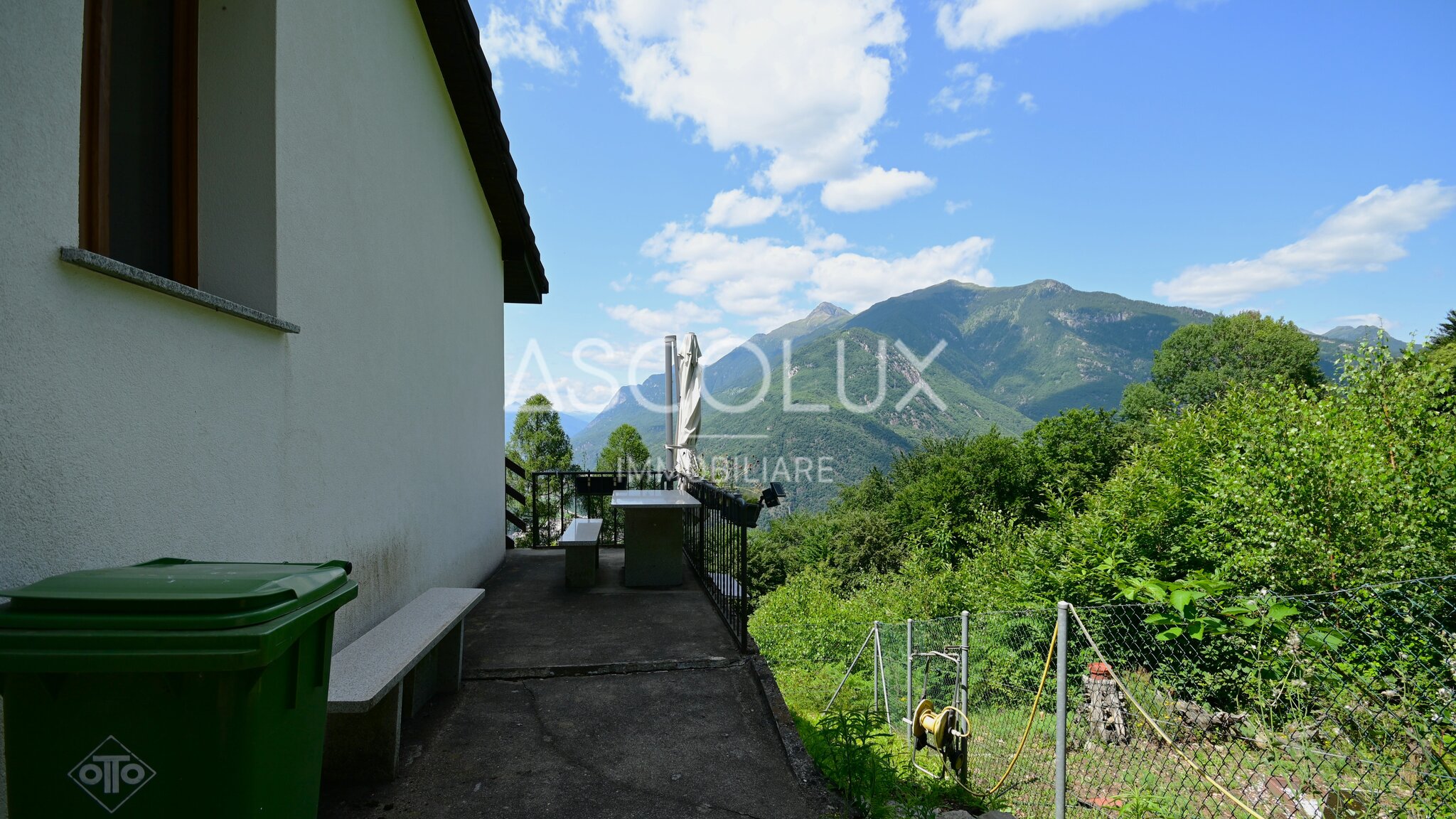 Balkon mit Bergblick