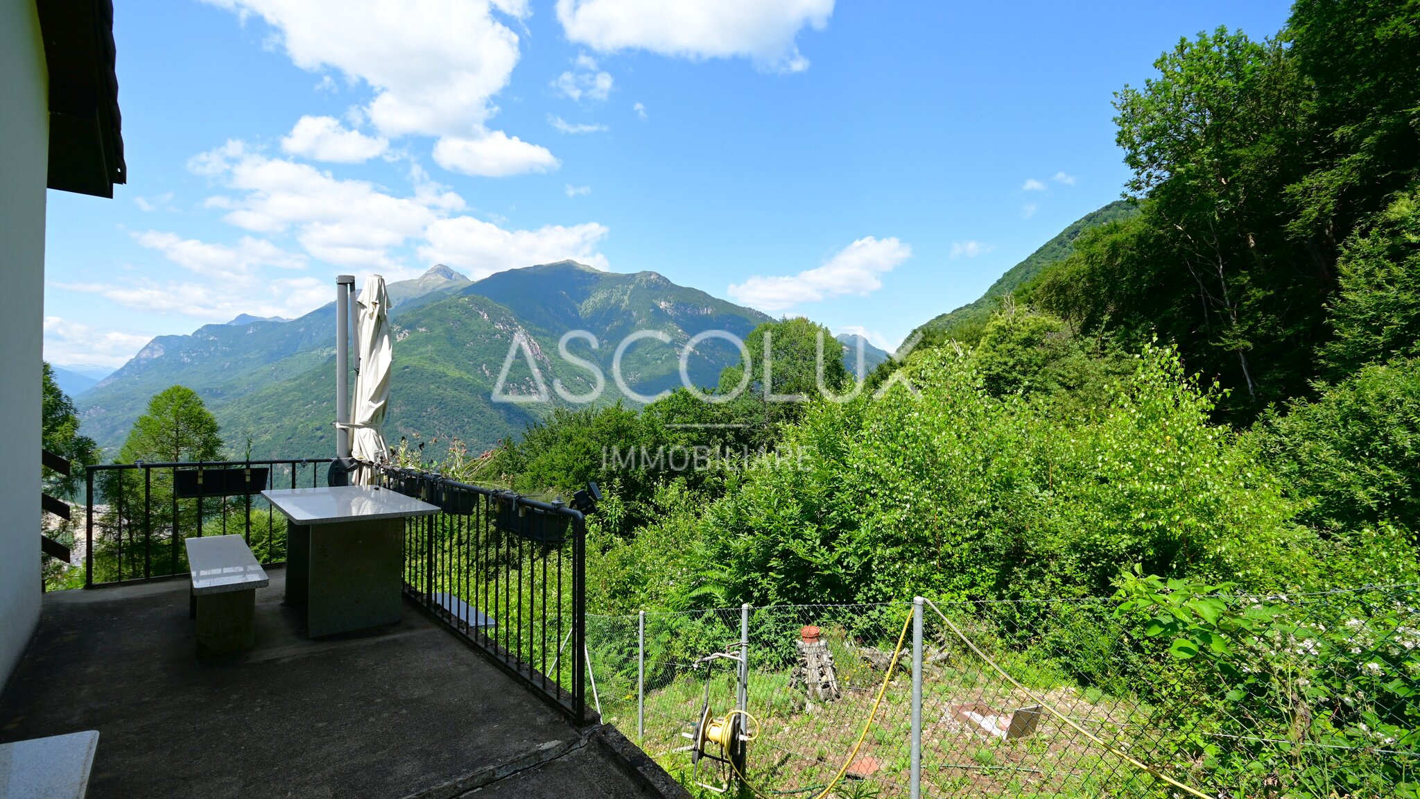 Balkon mit Bergblick
