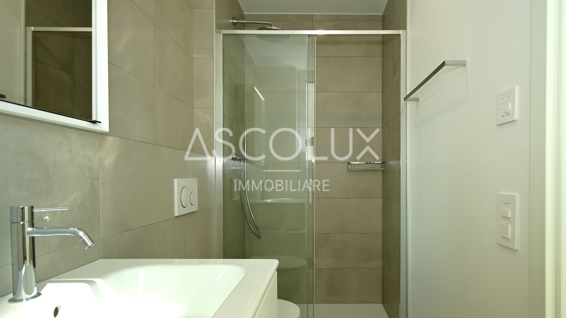 Modernes Bad mit Dusche