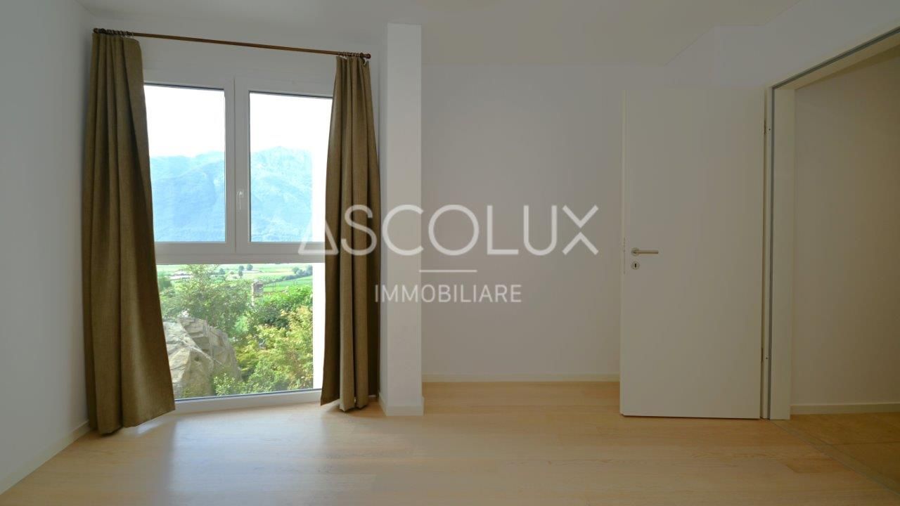 Helles leeres Zimmer mit Fenster und Tür