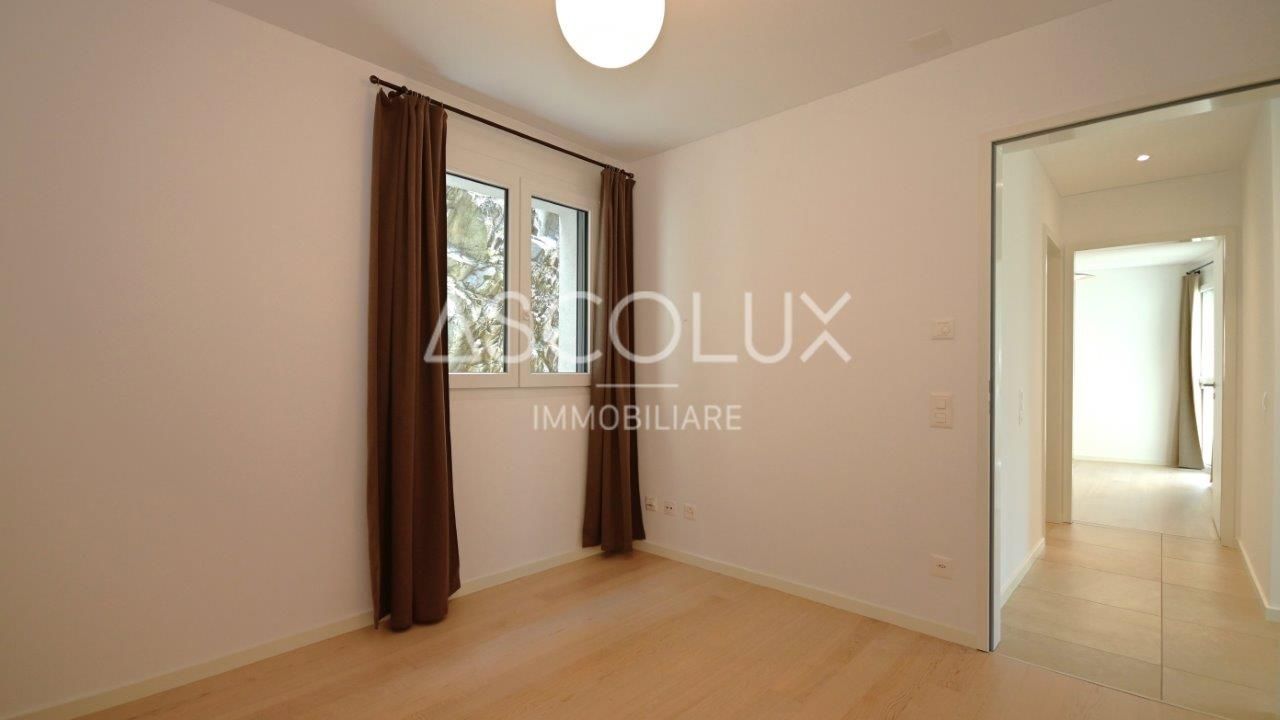 Helles Schlafzimmer mit Flurzugang
