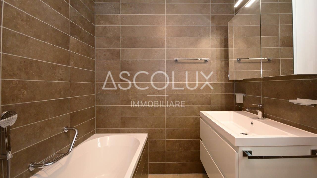 Modernes Badezimmer mit Badewanne und Waschtisch