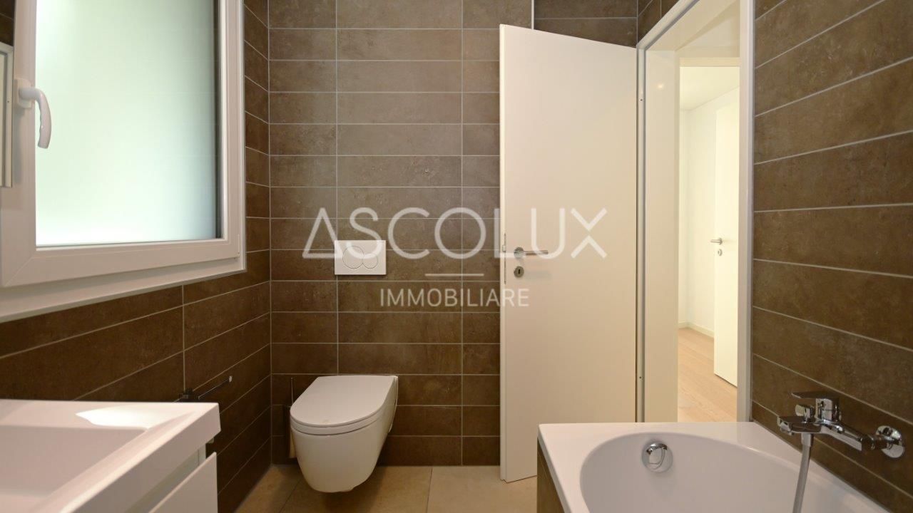 Modernes Bad mit WC und Badewanne